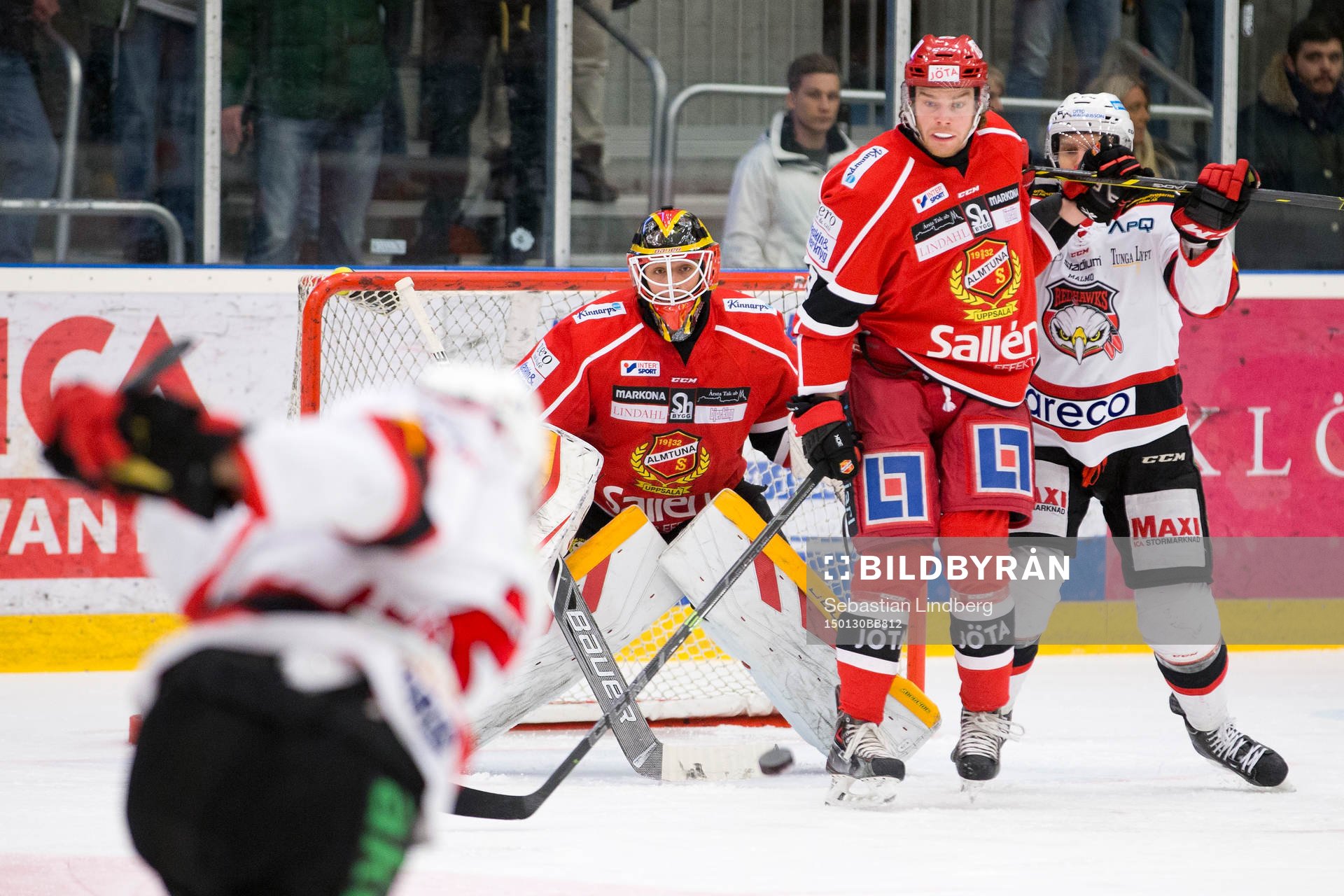 Skott från Malmös Nils Andersson mot Almtunas målvakt