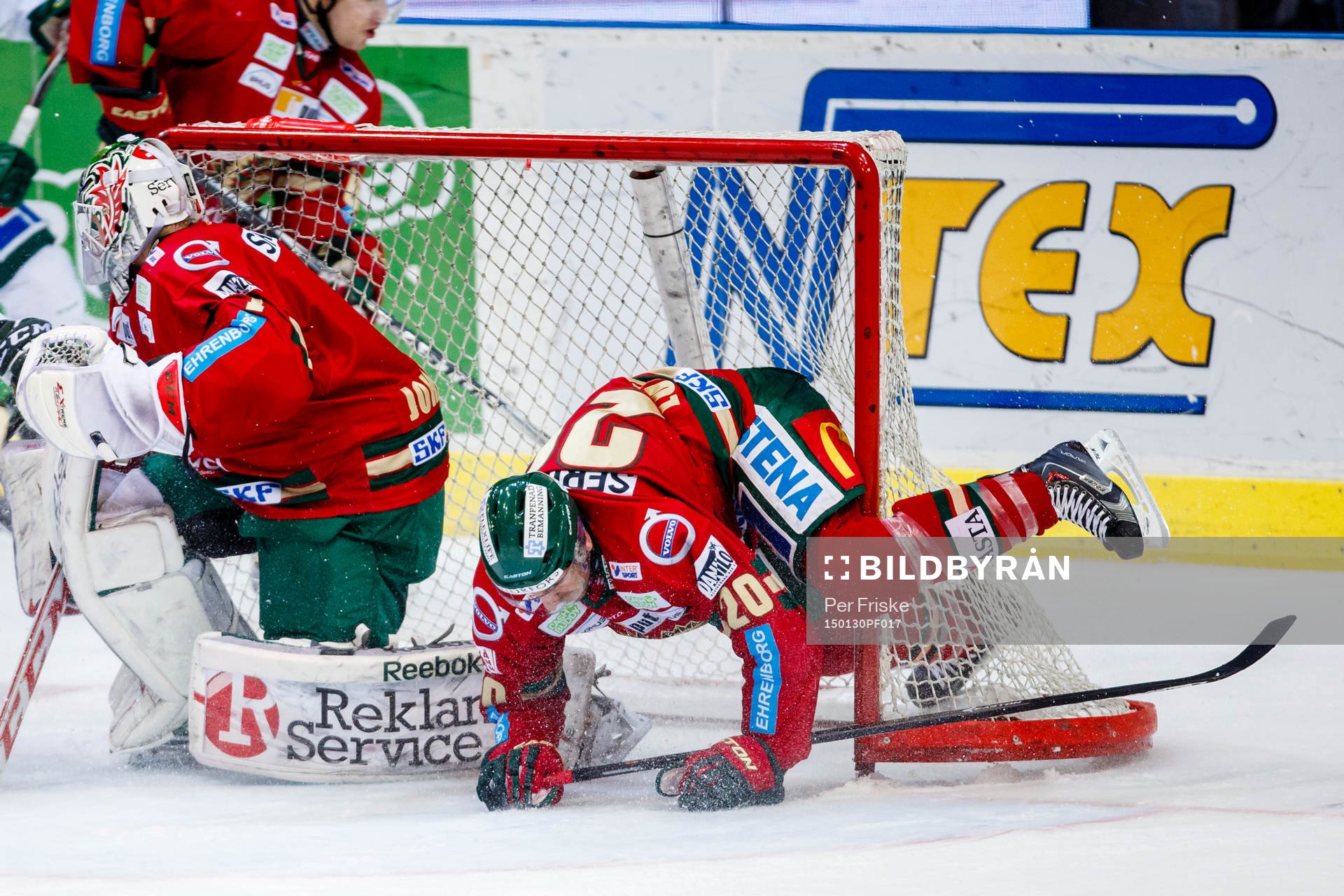 Frölundas Joel Lundqvist tacklas in i målstolpen