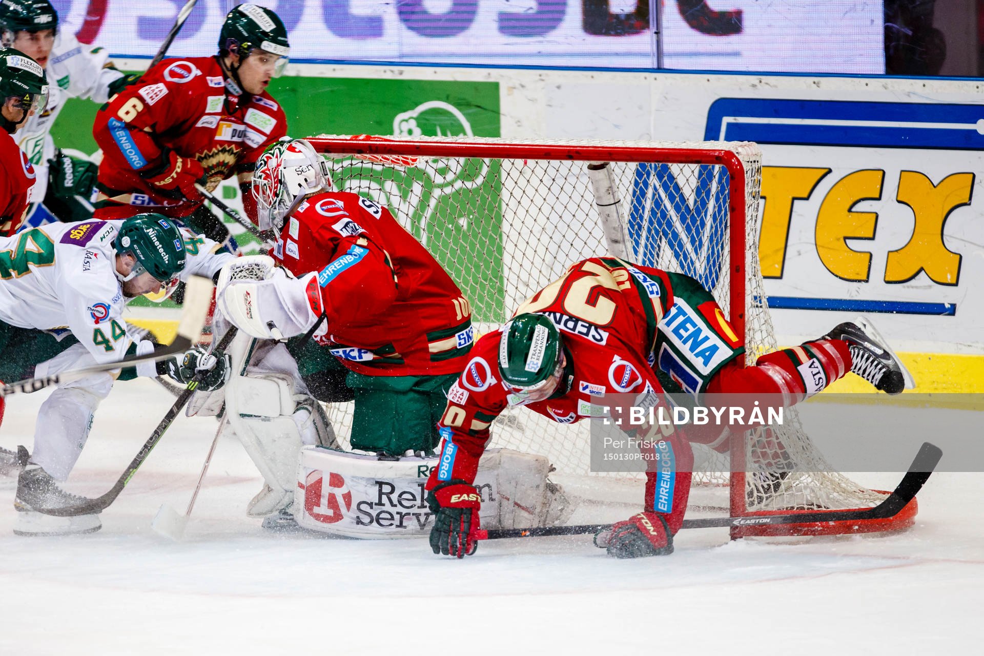 Frölundas Joel Lundqvist tacklas in i målstolpen