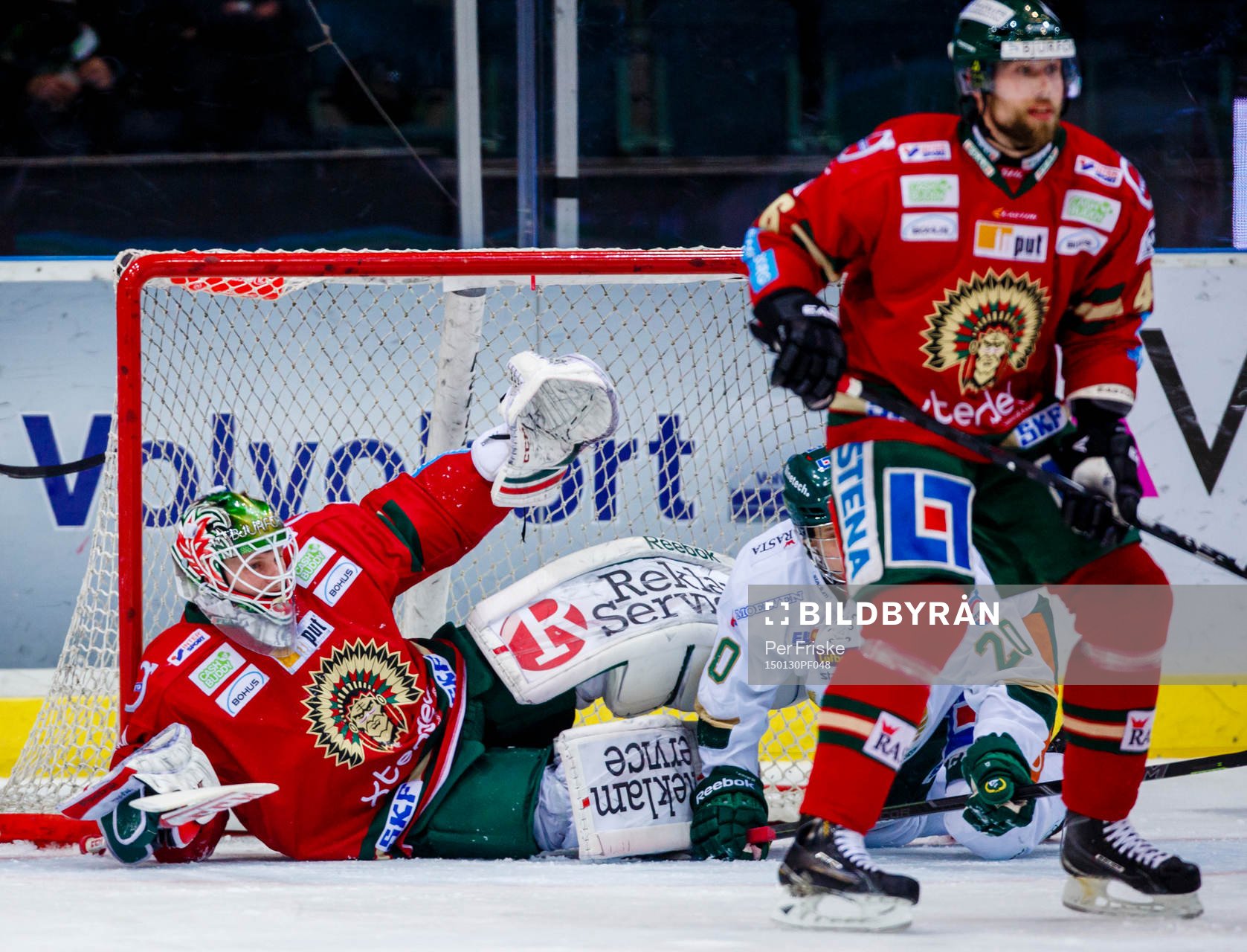 Frölundas målvakt Lars Johansson räddar ett skott