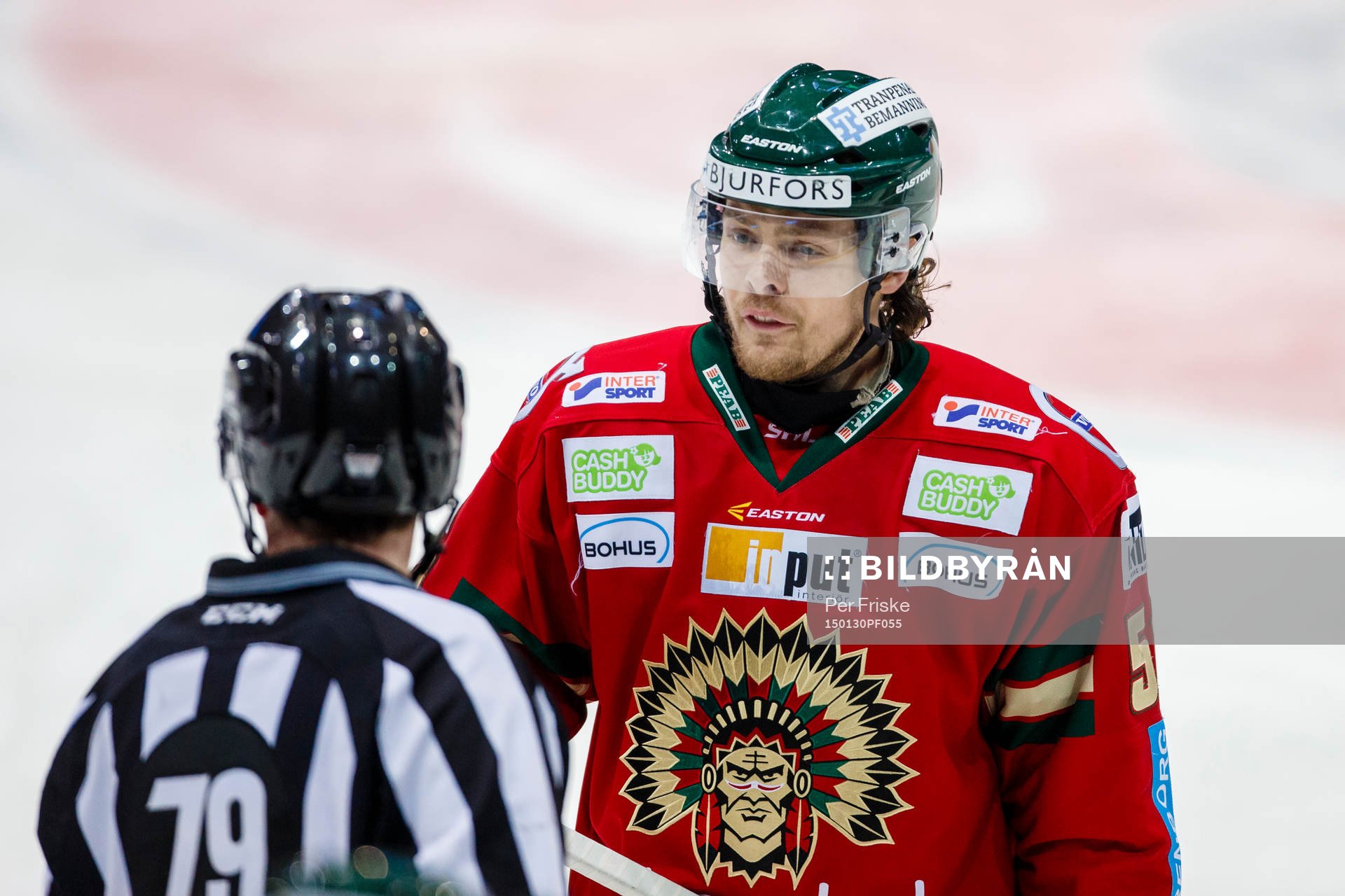 Frölundas Mats Rosseli Olsen pratar med Linjedomare Henrik