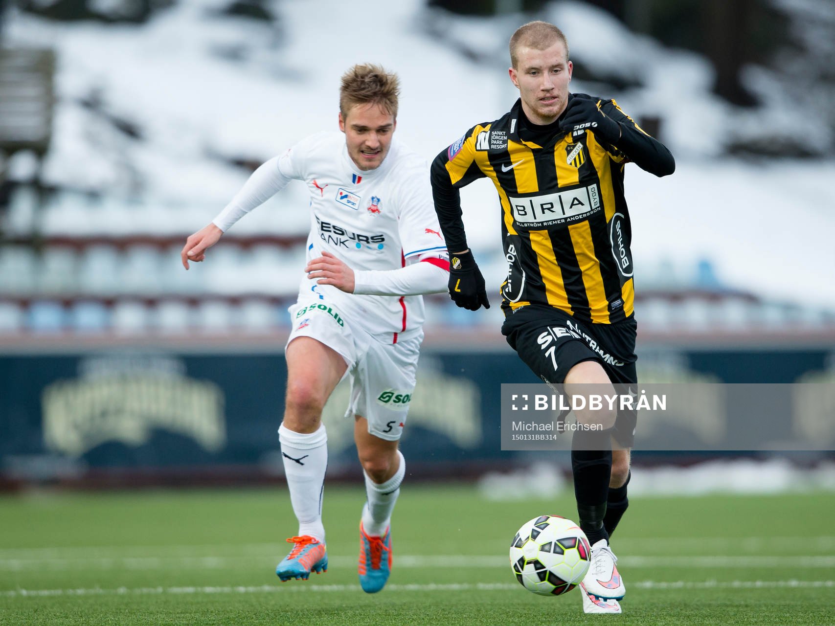 Häckens Simon Gustafson före Helsingborgs Johan