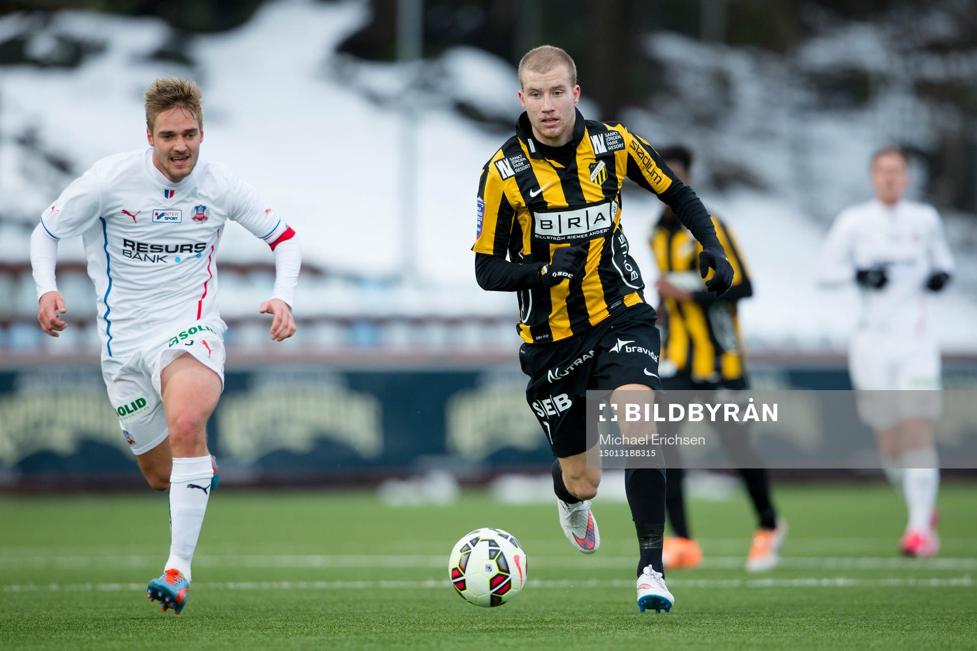 Häckens Simon Gustafson före Helsingborgs Johan