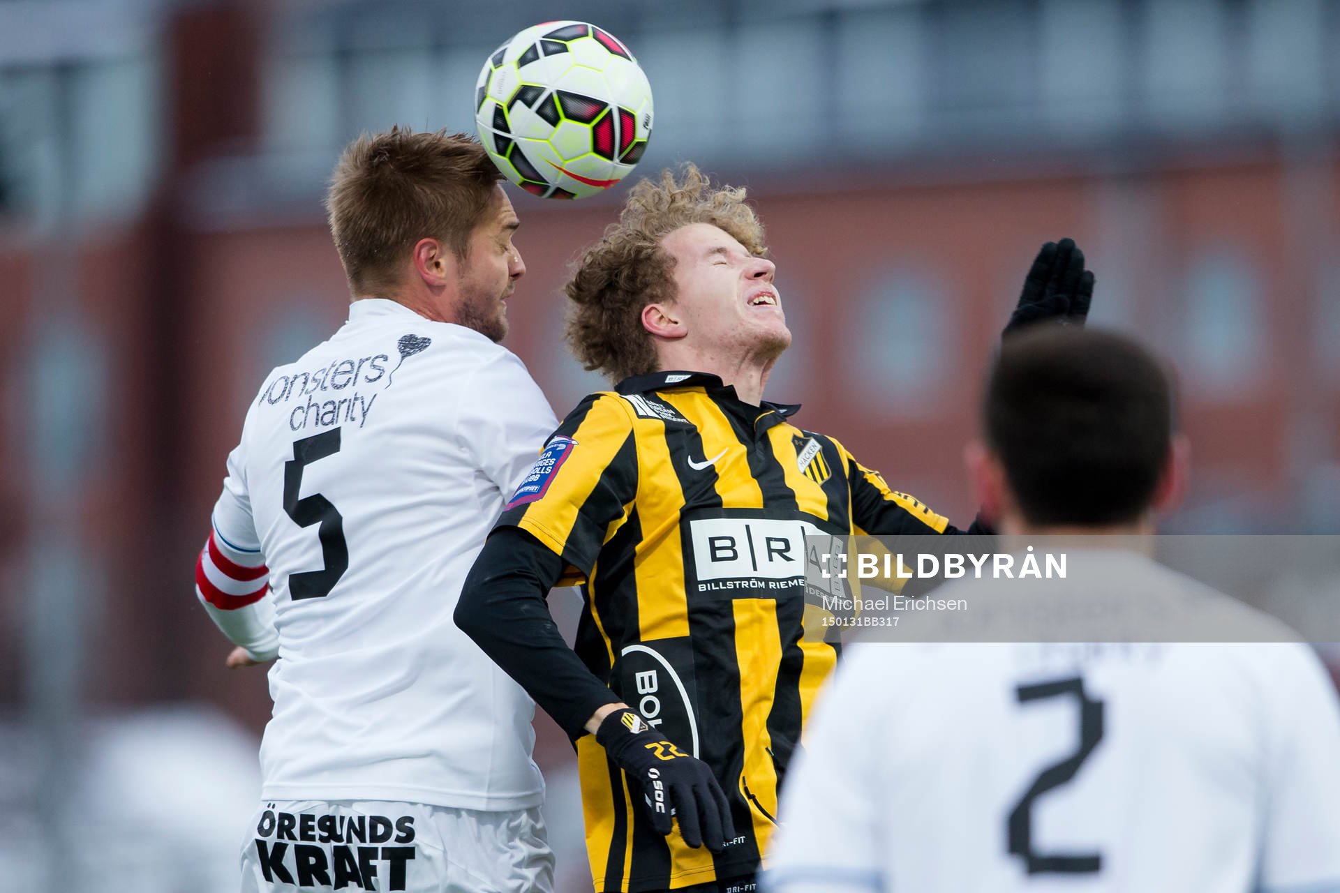 Helsingborgs Johan Mårtensson i nickduell med Häckens