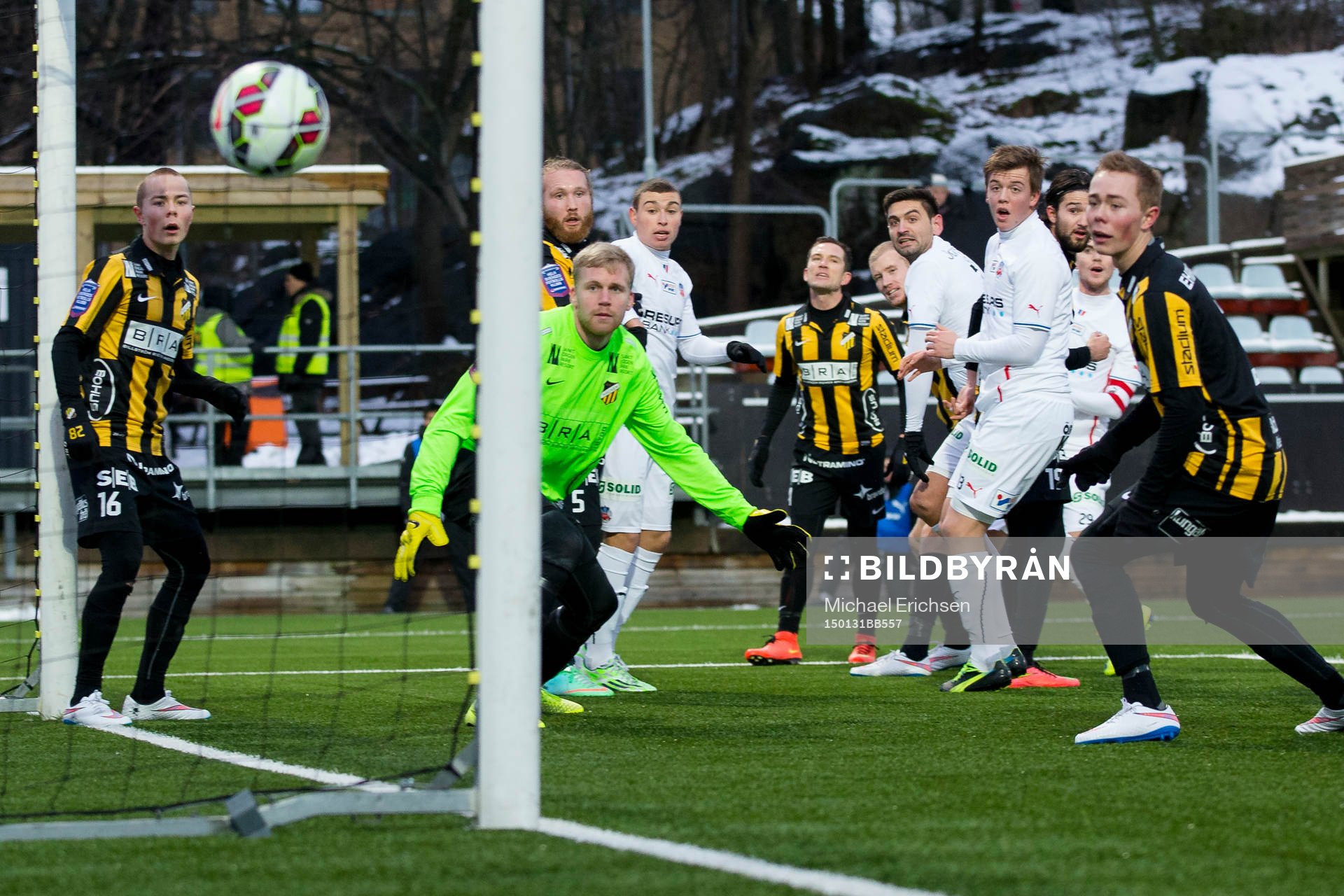Helsingborgs Ilir Berisha nickar in det avgörande 2-1 målet bakom Häckens målvakt Peter Abrahamsson under träningsmatchen i fotboll mellan Häcken - Helsingborg den 31 januari 2015 i Göteborg.