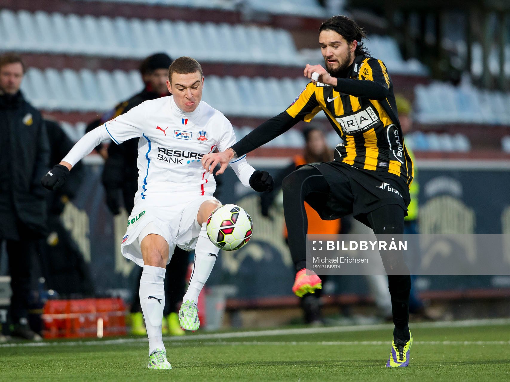 Helsingborgs Jordan Larsson i kamp mot Häckens Leonard Zuta
