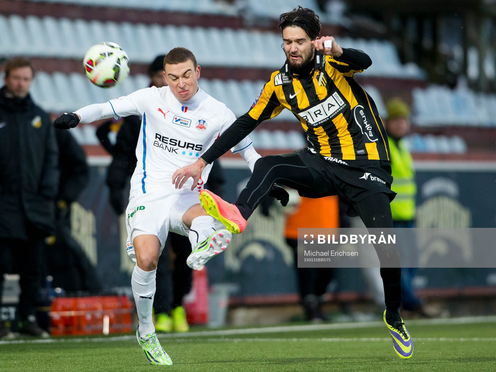 Helsingborgs Jordan Larsson i kamp mot Häckens Leonard Zuta