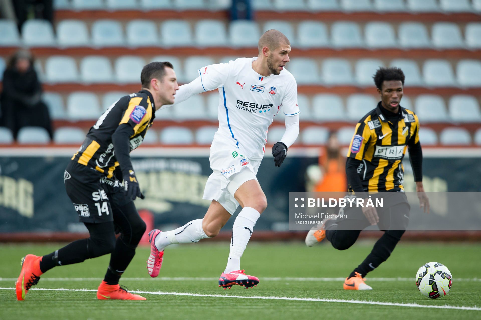 Helsingborgs Robin Simovic mellan Häckens Martin Ericsson