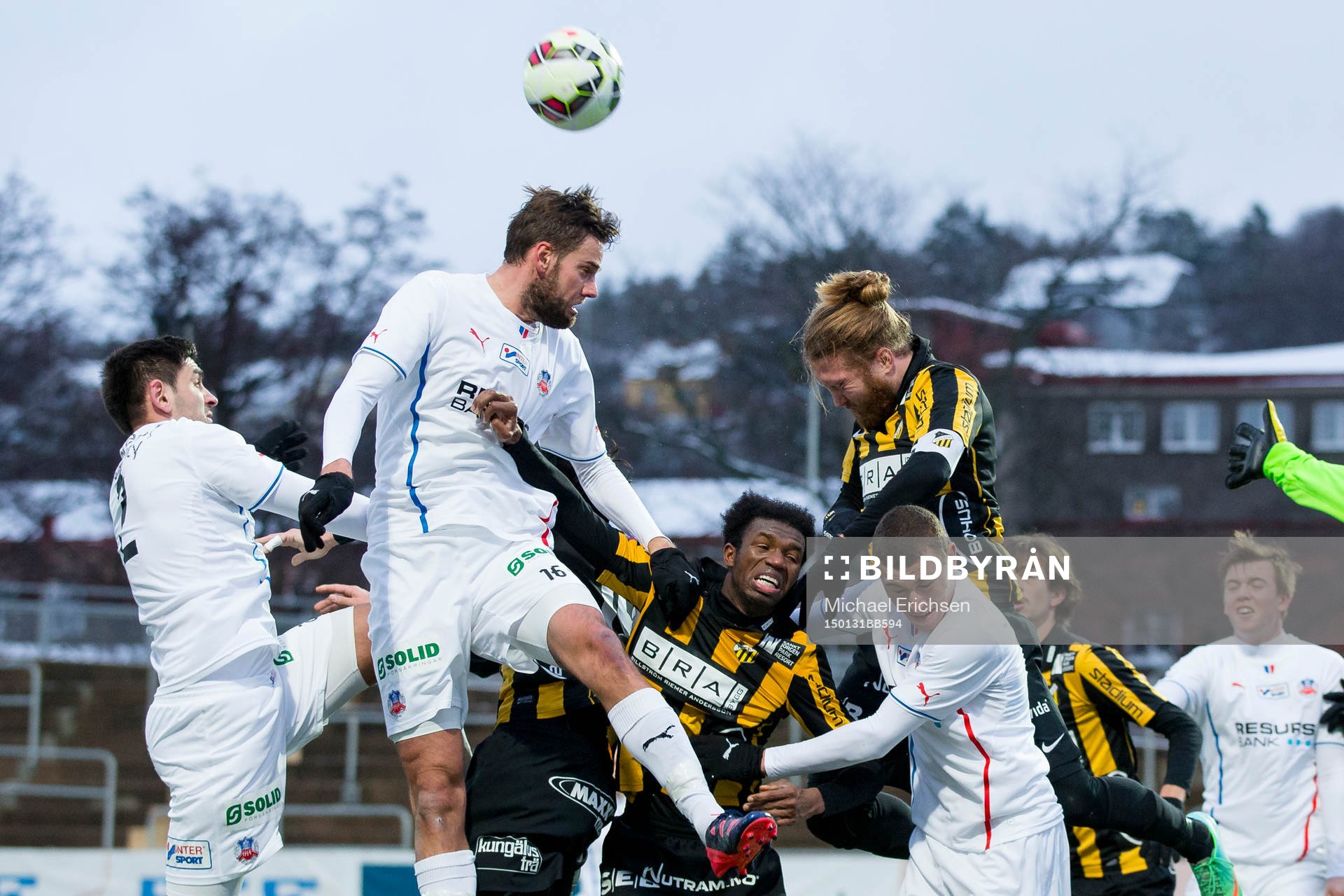 Häckens Emil Wahlström nickar bort en hörna