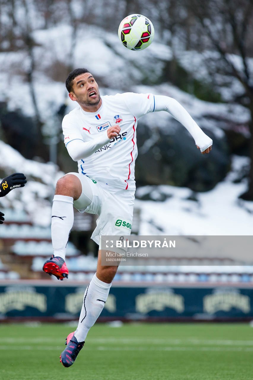 Helsingborgs Victor Pálsson nickar under träningsmatchen i fotboll mellan Häcken - Helsingborg den 31 januari 2015 i Göteborg.