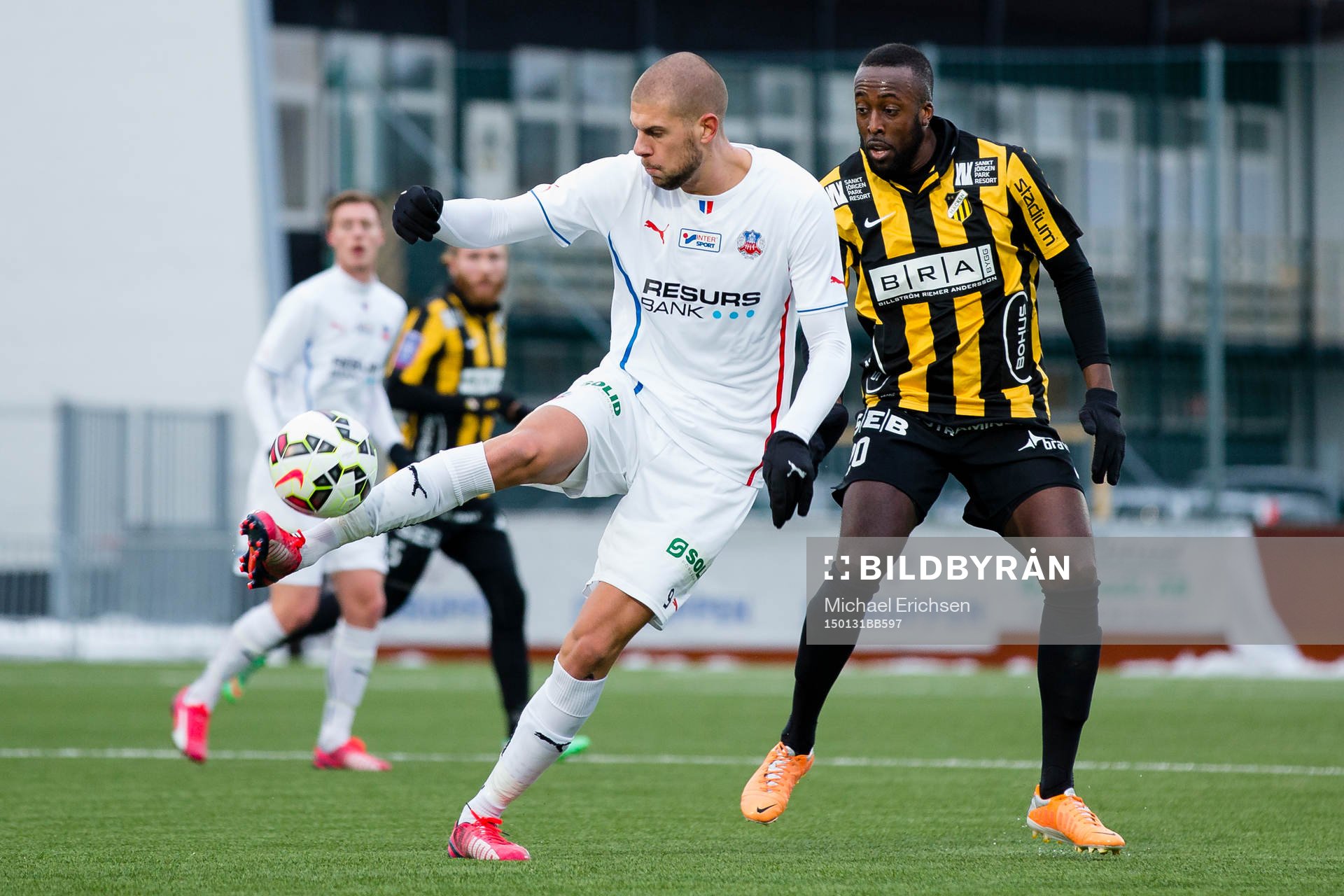 Helsingborgs Robin Simovic med Häckens Ronald Mukiibi i