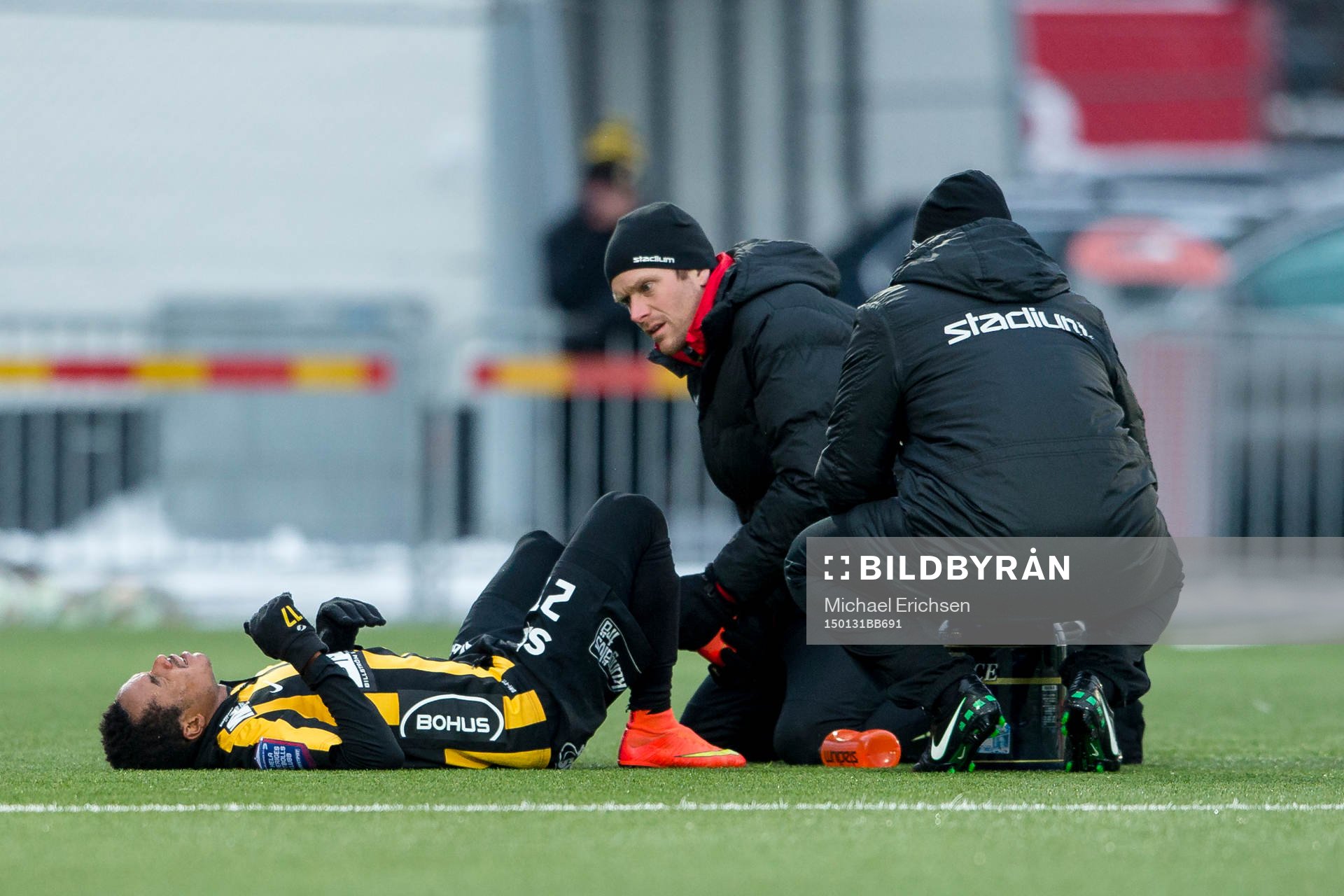 Häckens Nasiru Mohammed skadar sig och tvingas byta under träningsmatchen i fotboll mellan Häcken - Helsingborg den 31 januari 2015 i Göteborg.