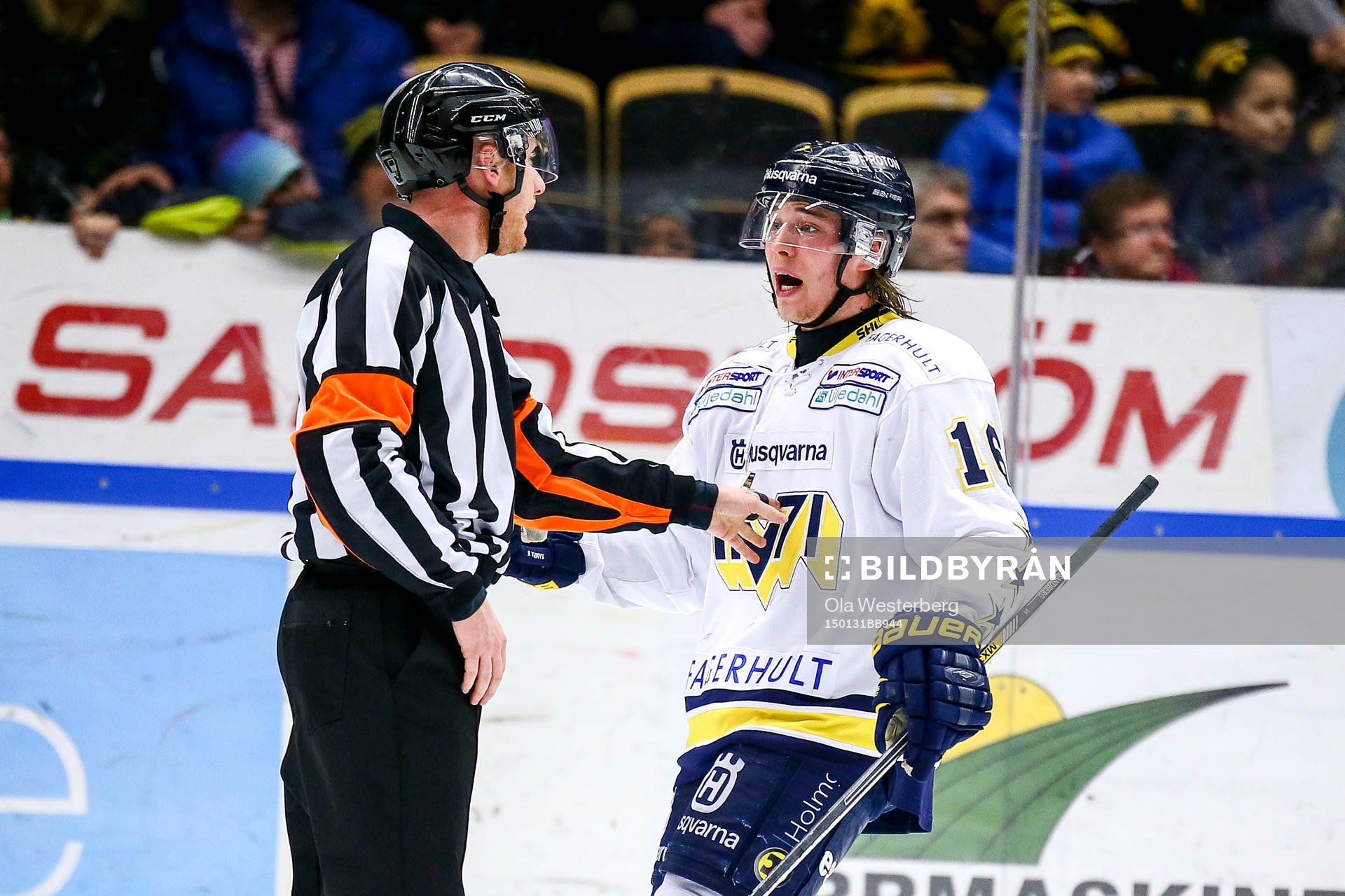 Hv71s Filip Sandberg  och domaren Mikael Holm