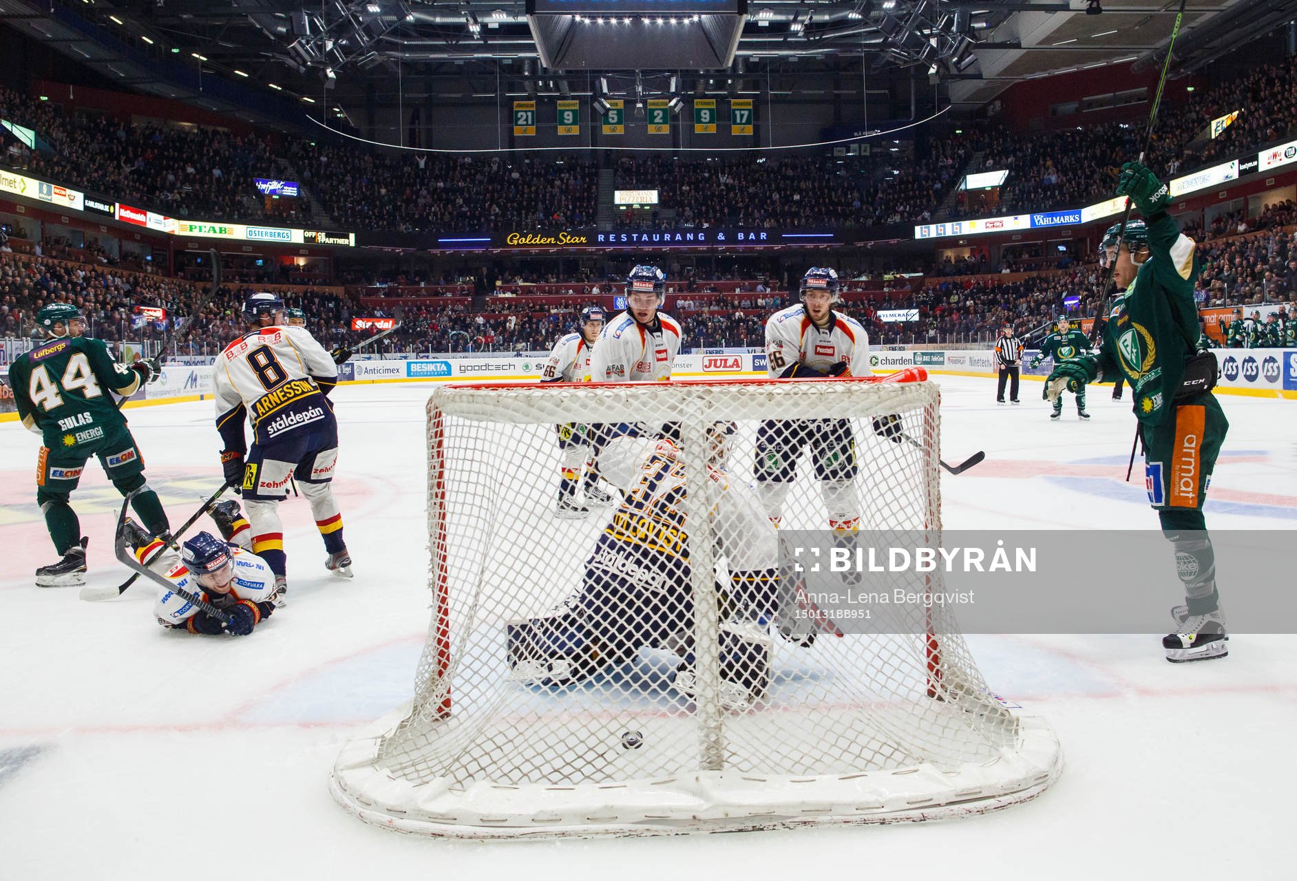 Färjestads Toni Rajala (ej i bild) gör 1-0 till