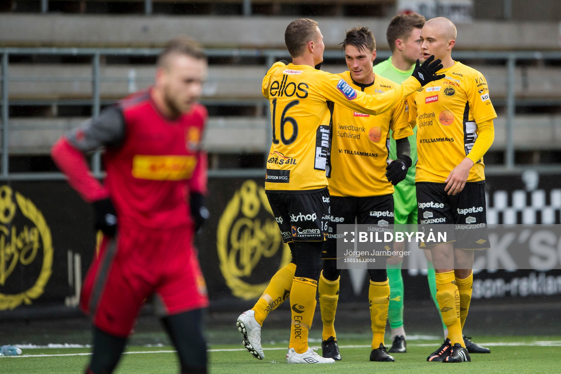Elfsborgs Lasse Nilsson gör 1-0 och kramas om av Viktor Claesson och Sebastian Holmén under träningsmatchen i fotboll mellan Elfsborg och Nordsjälland den 31 januari 2015 i Borås.