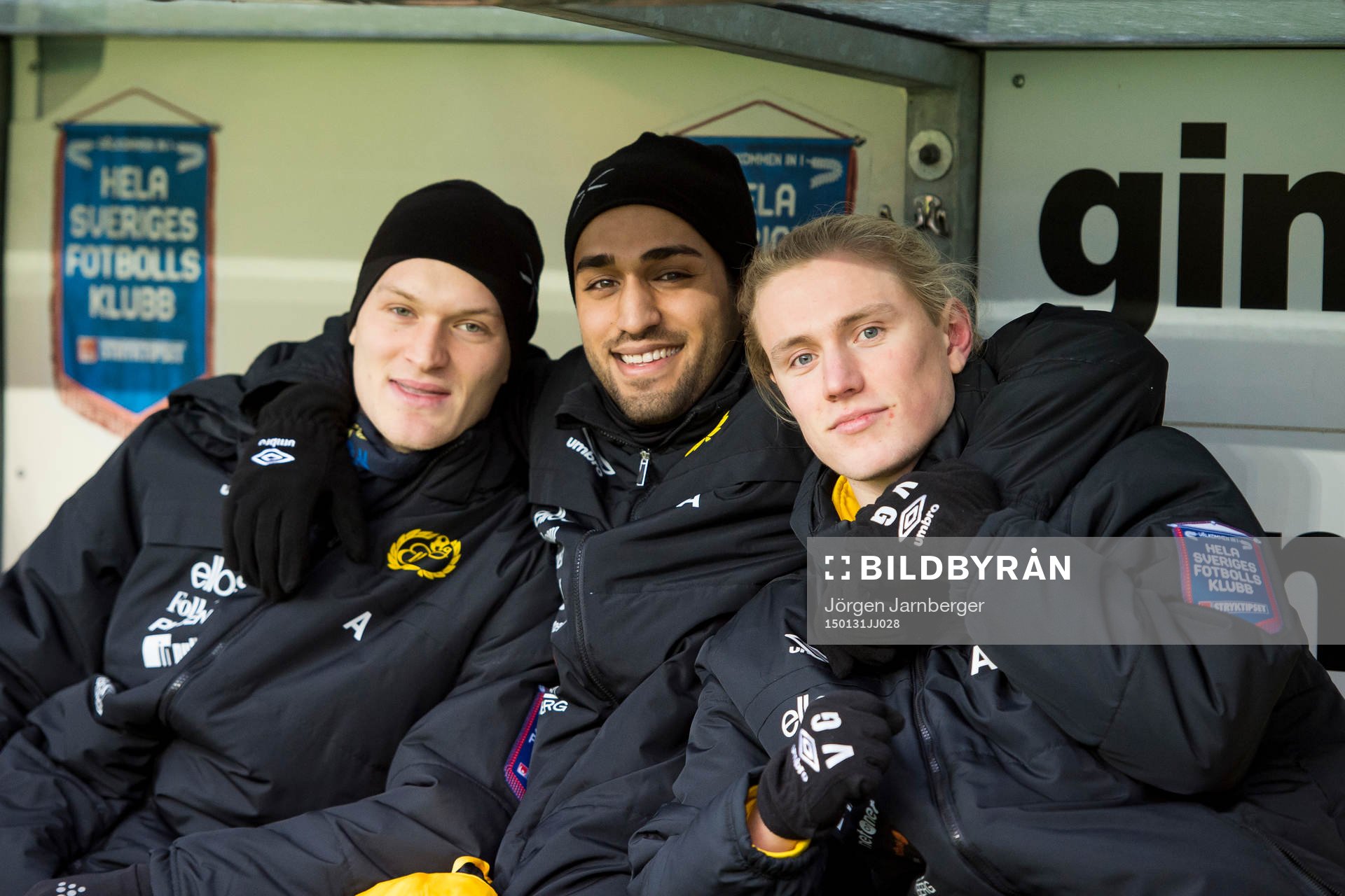Elfsborgs Viktor Nilsson, Arjan Mostafa och Viktor Götesson på bänken under träningsmatchen i fotboll mellan Elfsborg och Nordsjälland den 31 januari 2015 i Borås.
