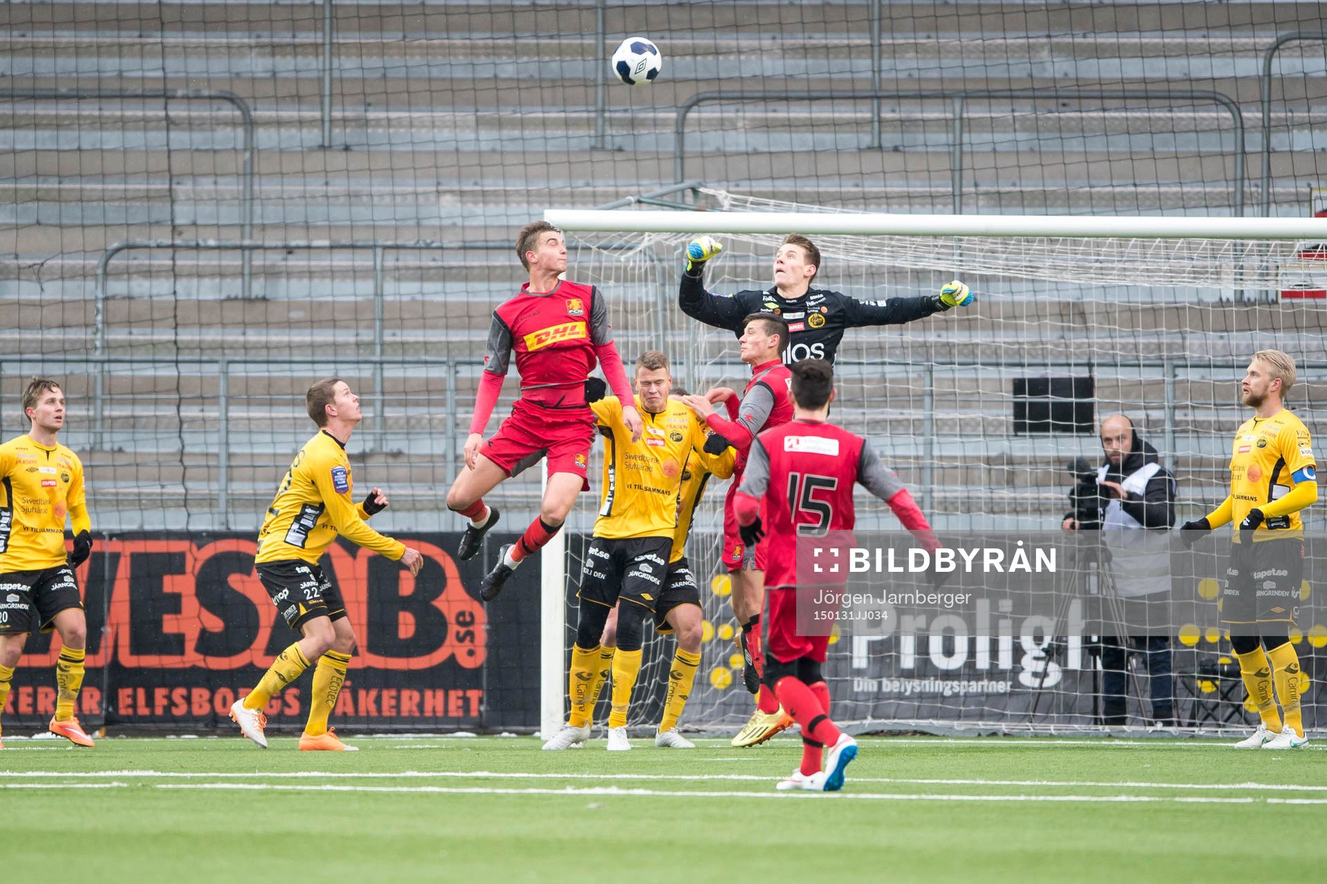 Kamp framför Elfsborgs mål och målvakt David Olsson boxar undan bollen under träningsmatchen i fotboll mellan Elfsborg och Nordsjälland den 31 januari 2015 i Borås.