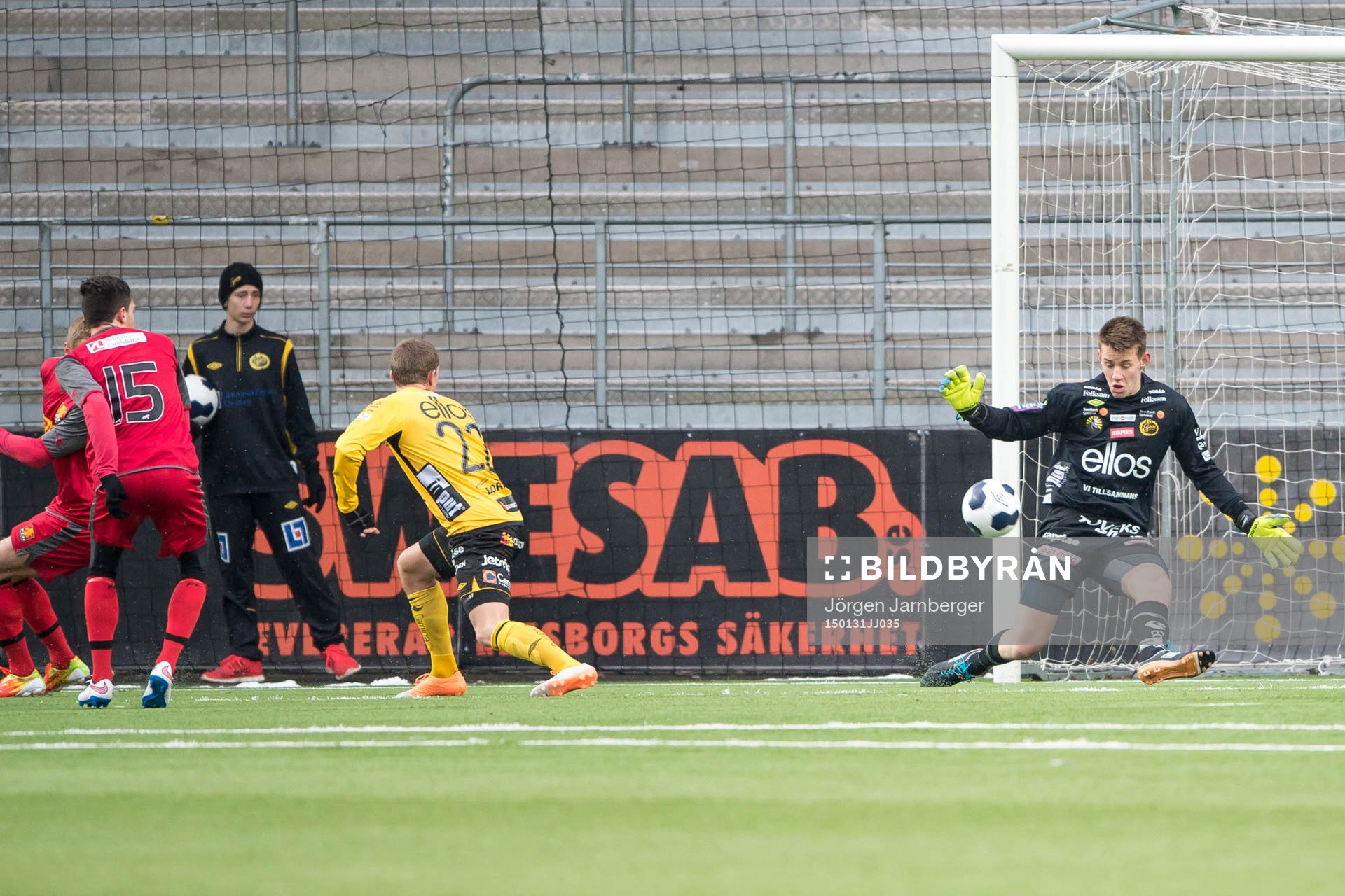 Elfsborgs målvakt David Olsson räddar med foten