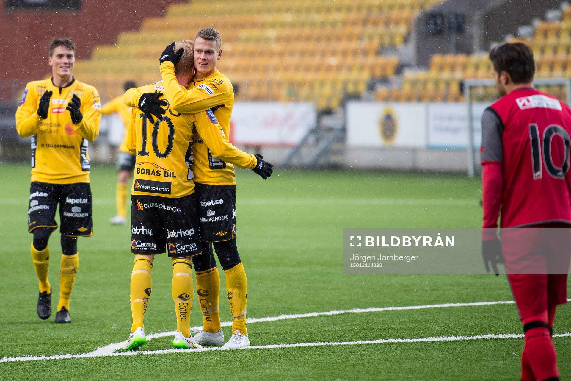 Elfsborgs Simon Lundevall (rygg mot kameran) kramas om av