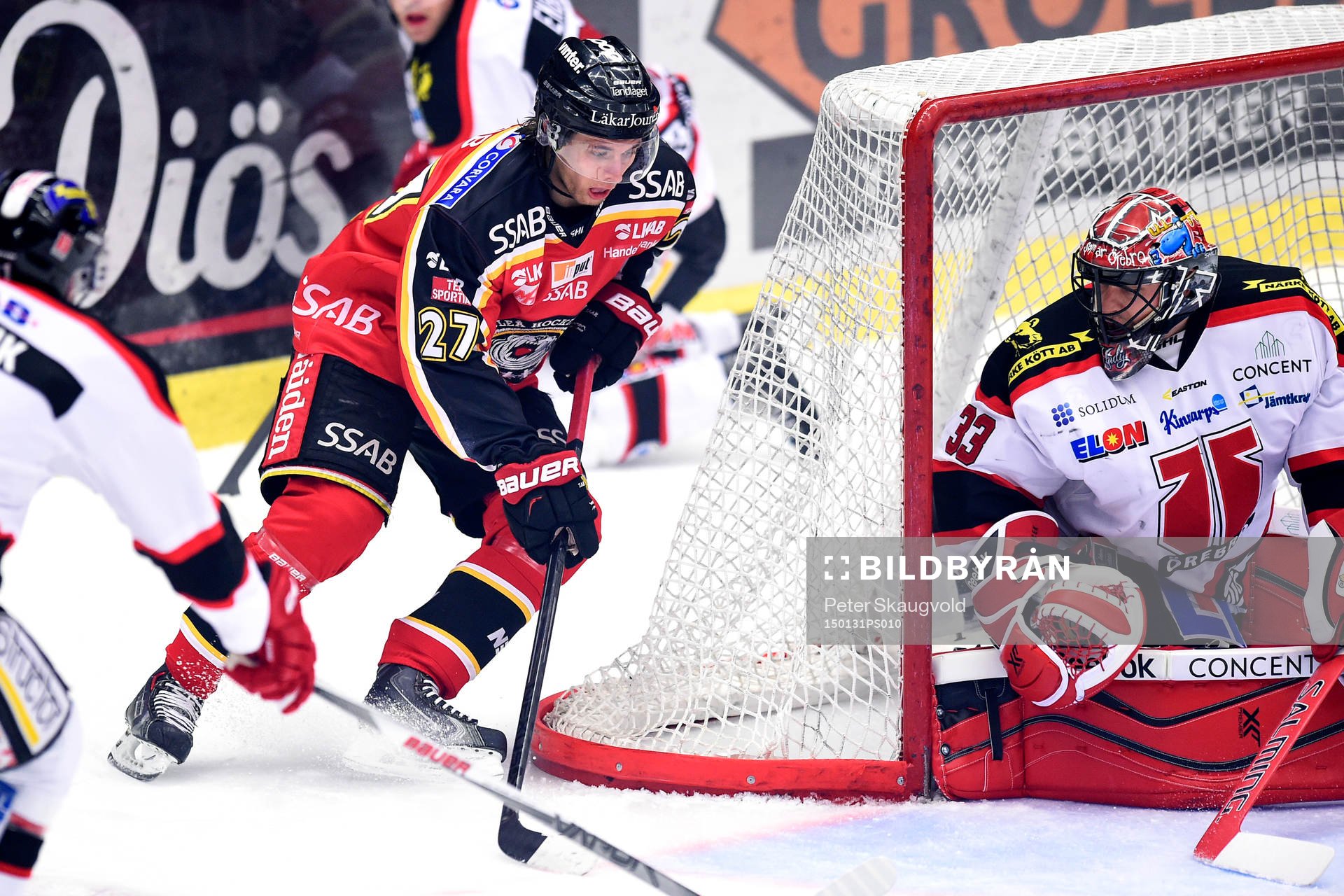 Luleås Daniel Zaar bryter in framför Örebros målvakt