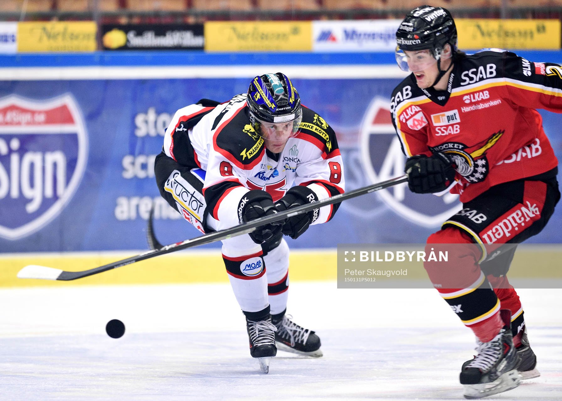 Örebros Mikko Lehtonen försöker ta pucken av Luleås