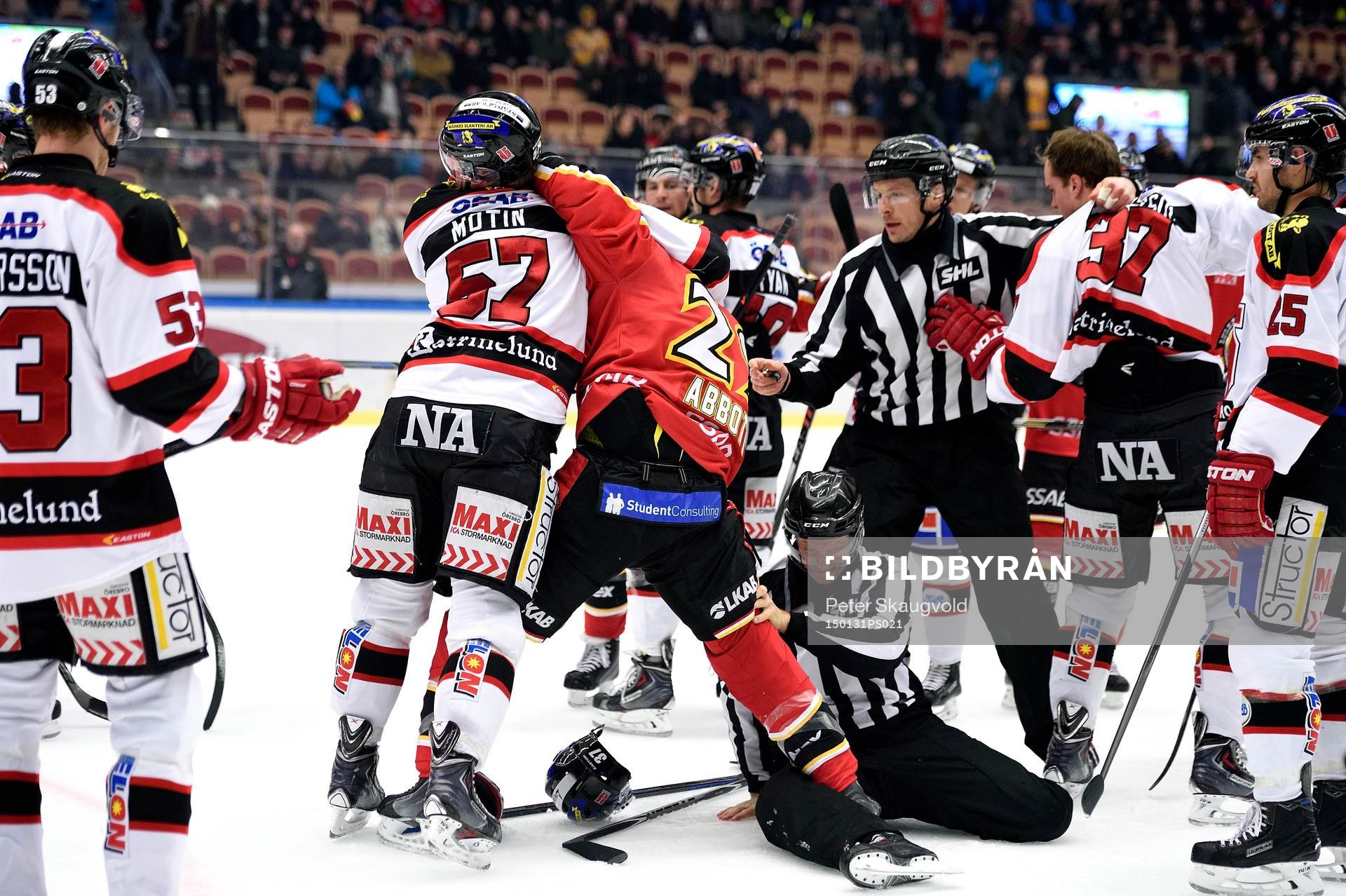 Örebros Johan Motin och Luleås Chris Abbott hamnar i bråk