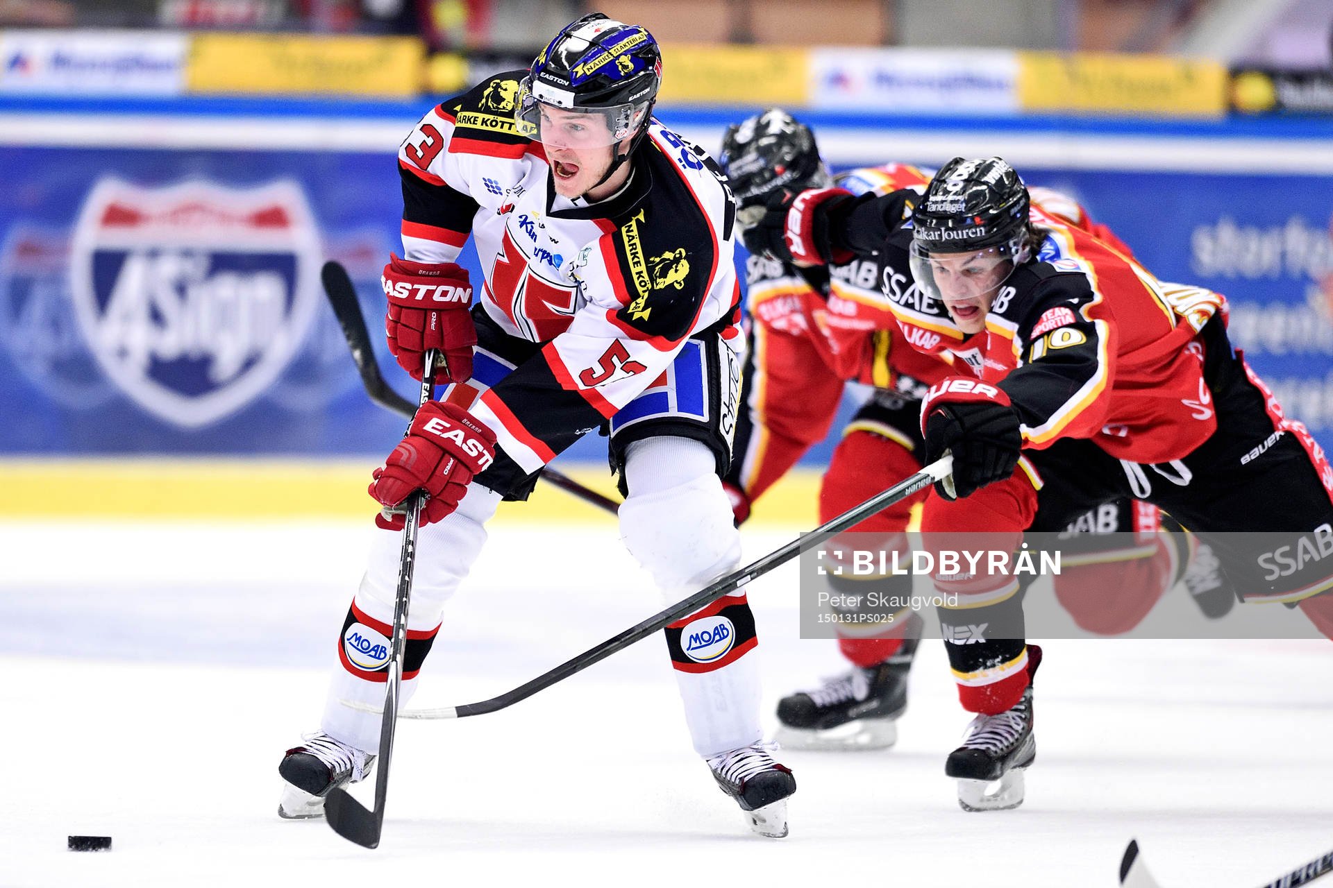 Örebros Bobbo Petersson jagas av Luleås Malte Strömwall