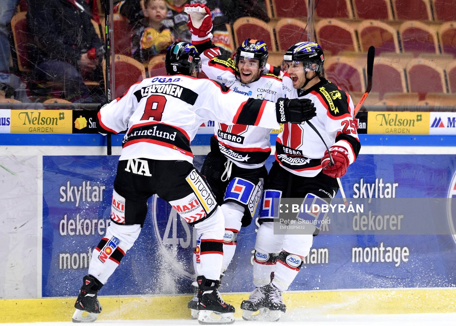 Örebros Derek Ryan(m) jublar