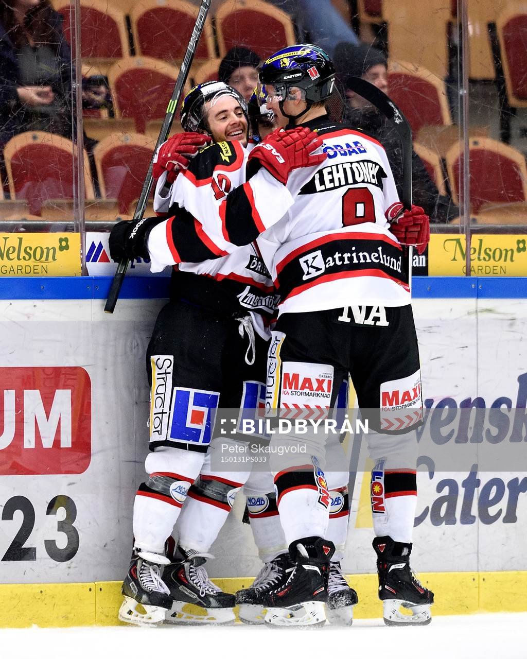 Örebros Derek Ryan(v) jublar