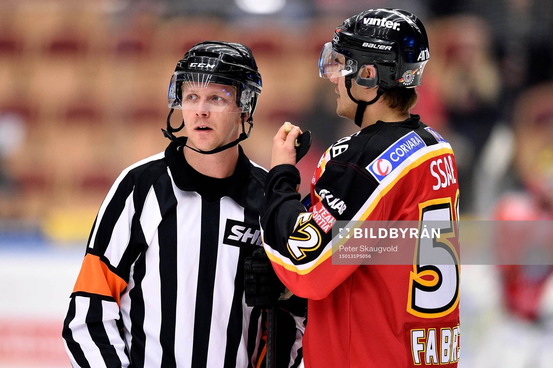 Domare Daniel Winge pratar med Luleås Karl Fabricius