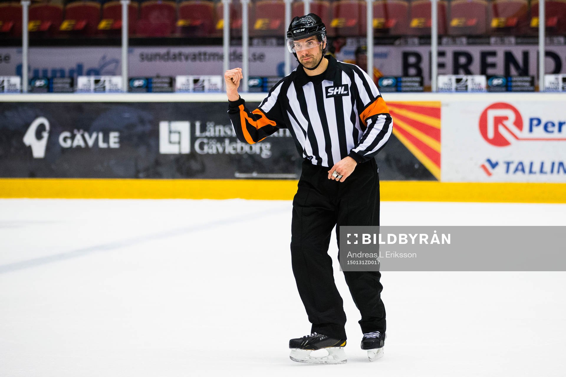 Domare Mikael Sjöqvist pekar mot utvisningsbåset