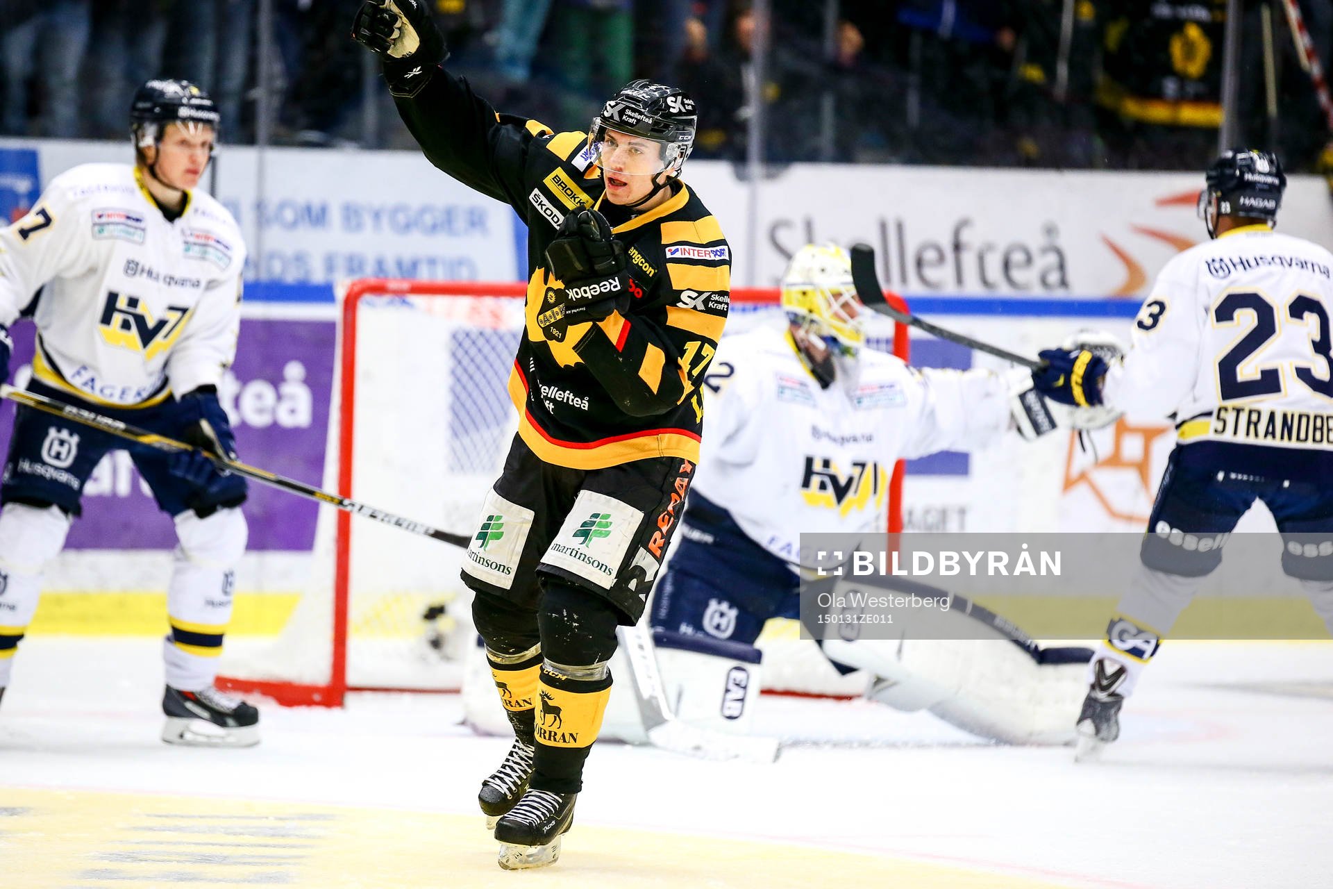 Skellefteås Pär Lindholm gör 2-2 mot Hv71s målvakt