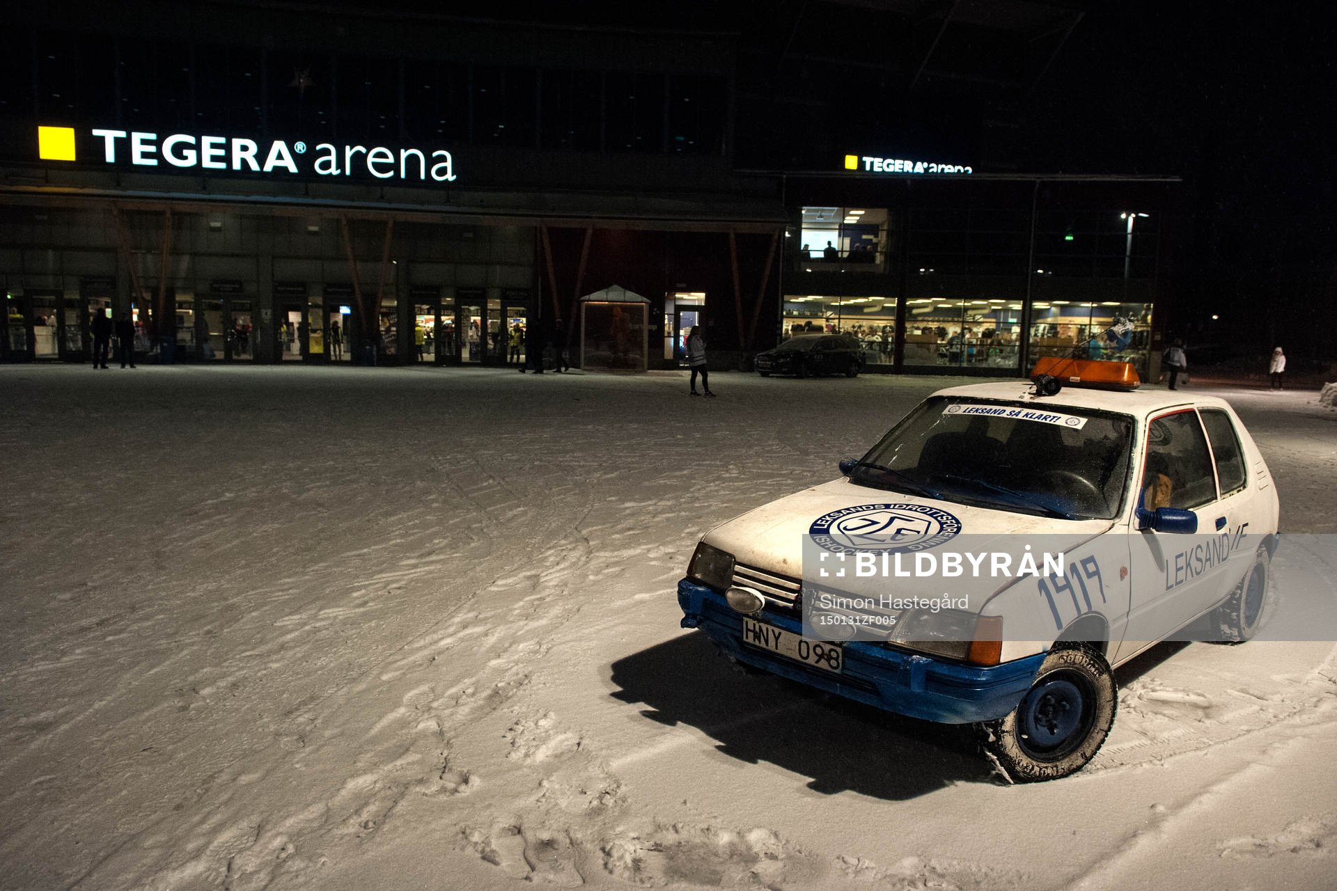 En supporterbil parkerad framför Tegera Arena före