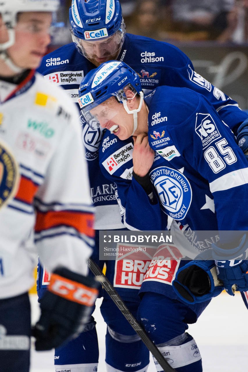 Leksands Mattias Ritola tar hand om Toni Kähkönen som har