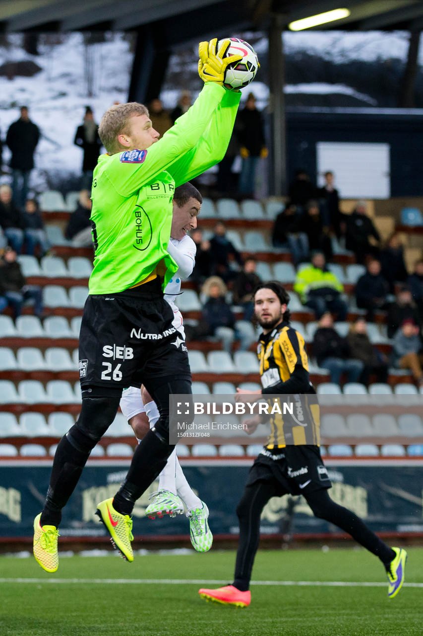 Häckens målvakt Peter Abrahamsson tar ned ett inlägg i kamp med Helsingborgs Jordan Larsson under träningsmatchen i fotboll mellan Häcken - Helsingborg den 31 januari 2015 i Göteborg.