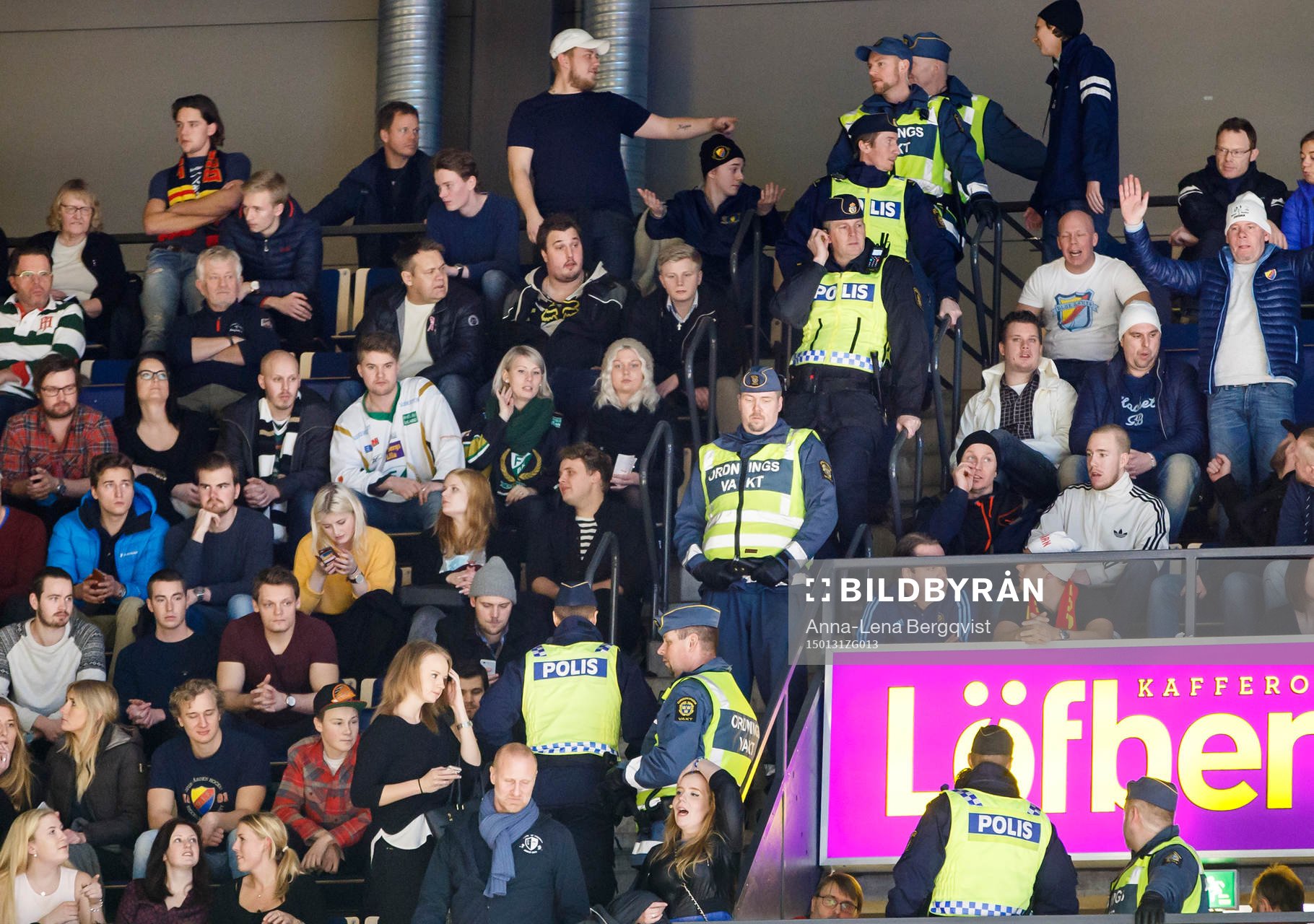Polis och ordningsvakter försöker att hålla ordning på