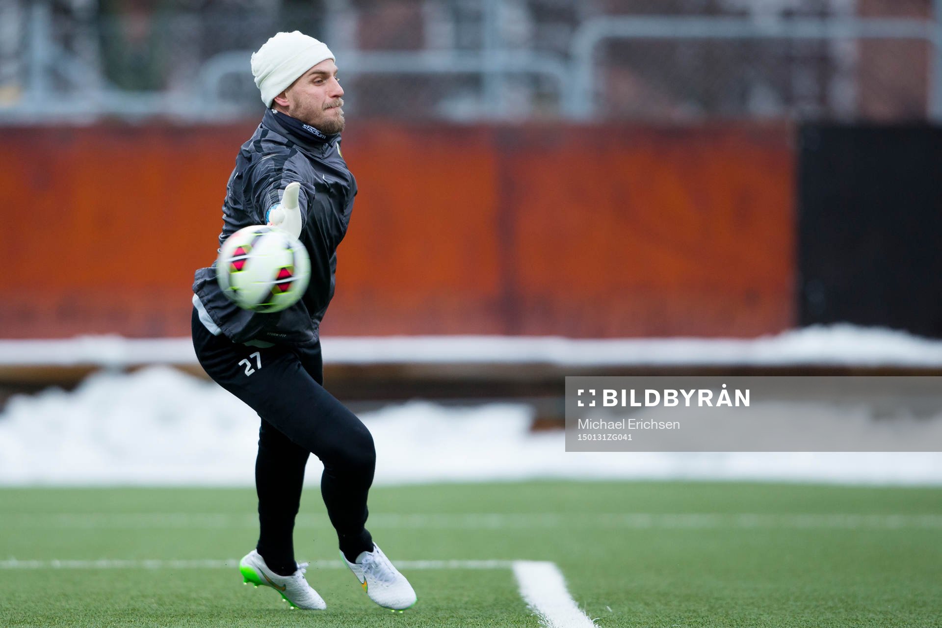 Häckens målvakt Alexander Nadj värmer upp innan träningsmatchen i fotboll mellan Häcken - Helsingborg den 31 januari 2015 i Göteborg.