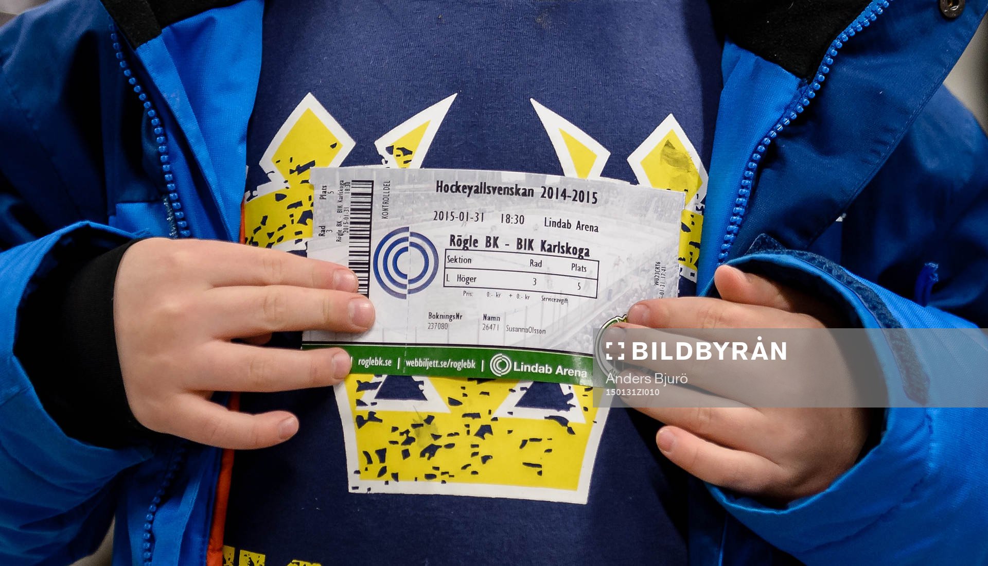 En ung Rögle supporter med matchbiljett
