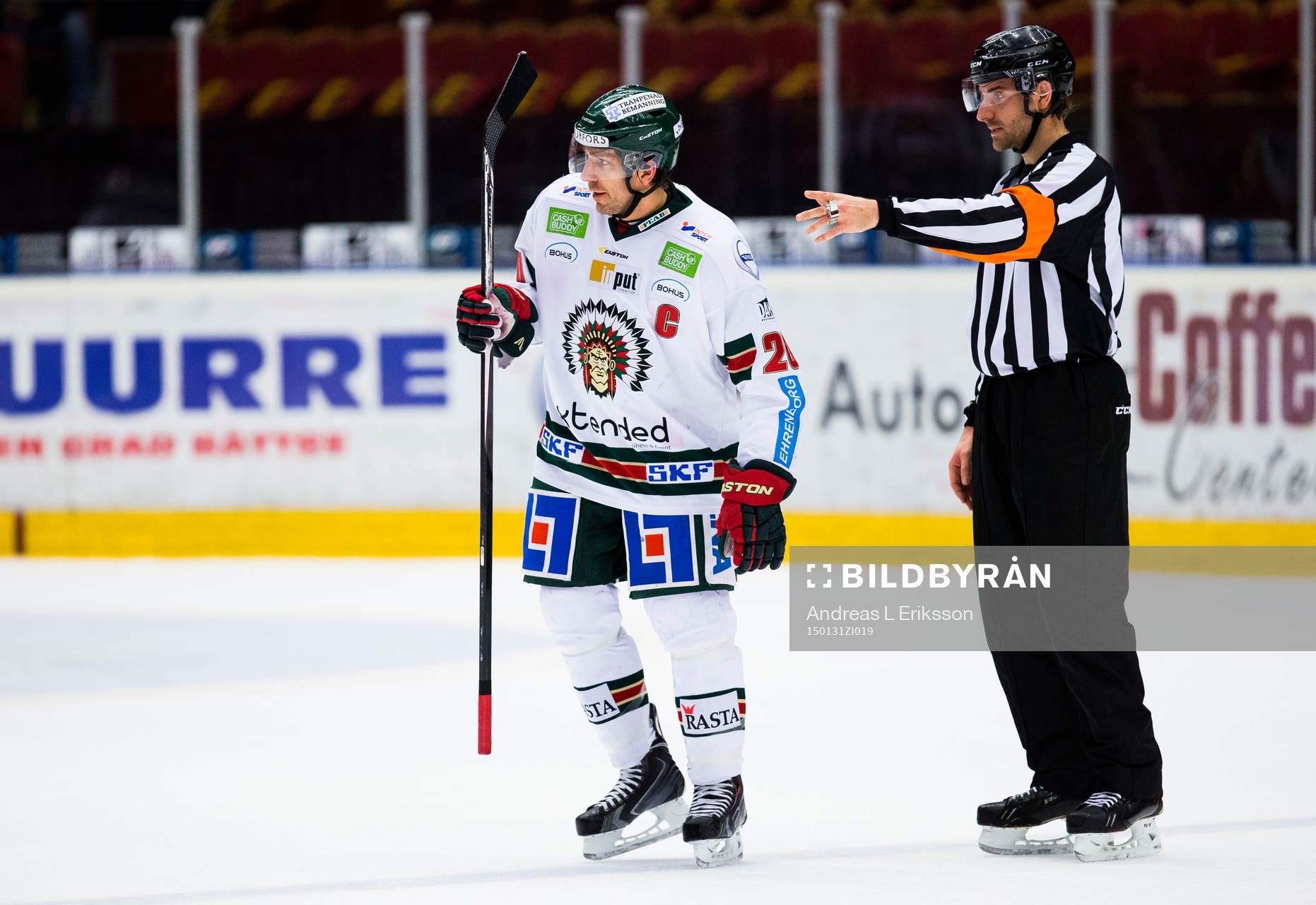 Frölundas Joel Lundqvist blir tillsagd av domare Mikael