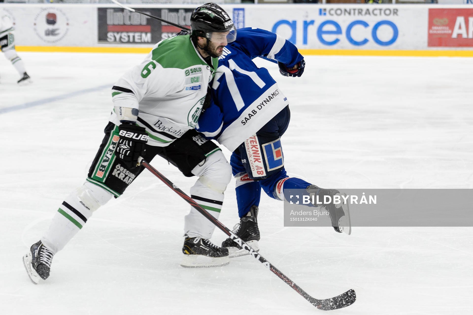 Rögles Andreas Lilja tacklar Karlskogas Carl Berglund