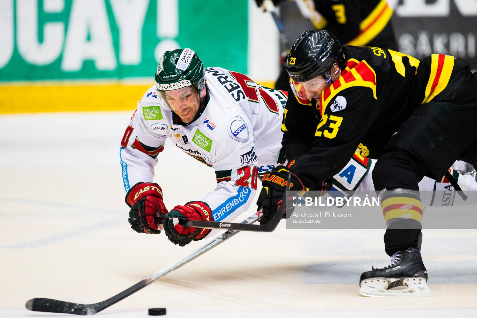 Frölundas Joel Lundqvist i kamp om pucken med Brynäs Bill