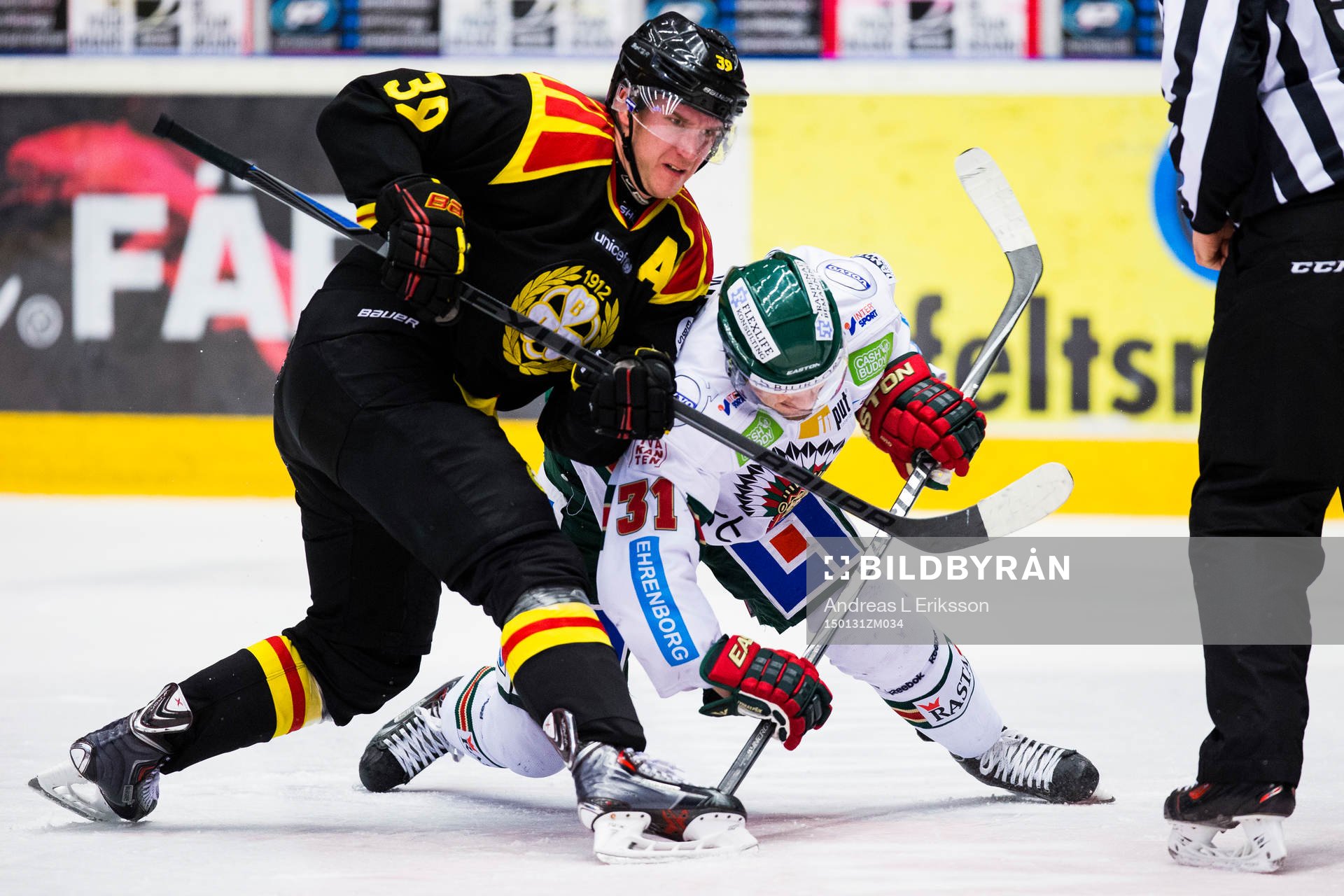 Brynäs Jonas Nordquist tekar mot Frölundas Nicklas Lasu