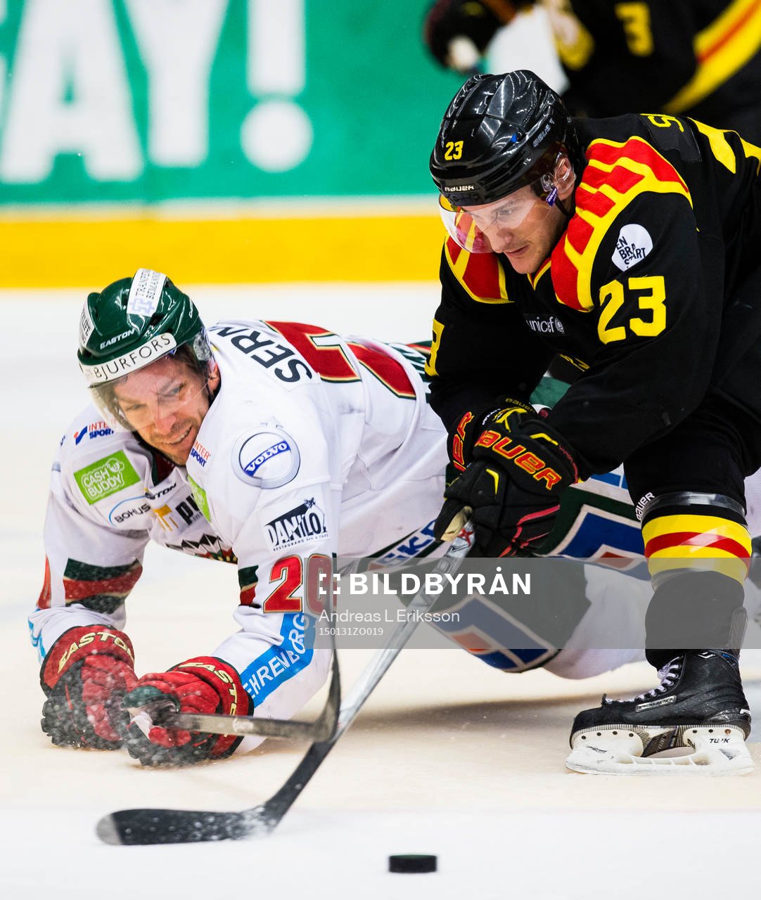 Frölundas Joel Lundqvist i kamp om pucken med Brynäs Bill