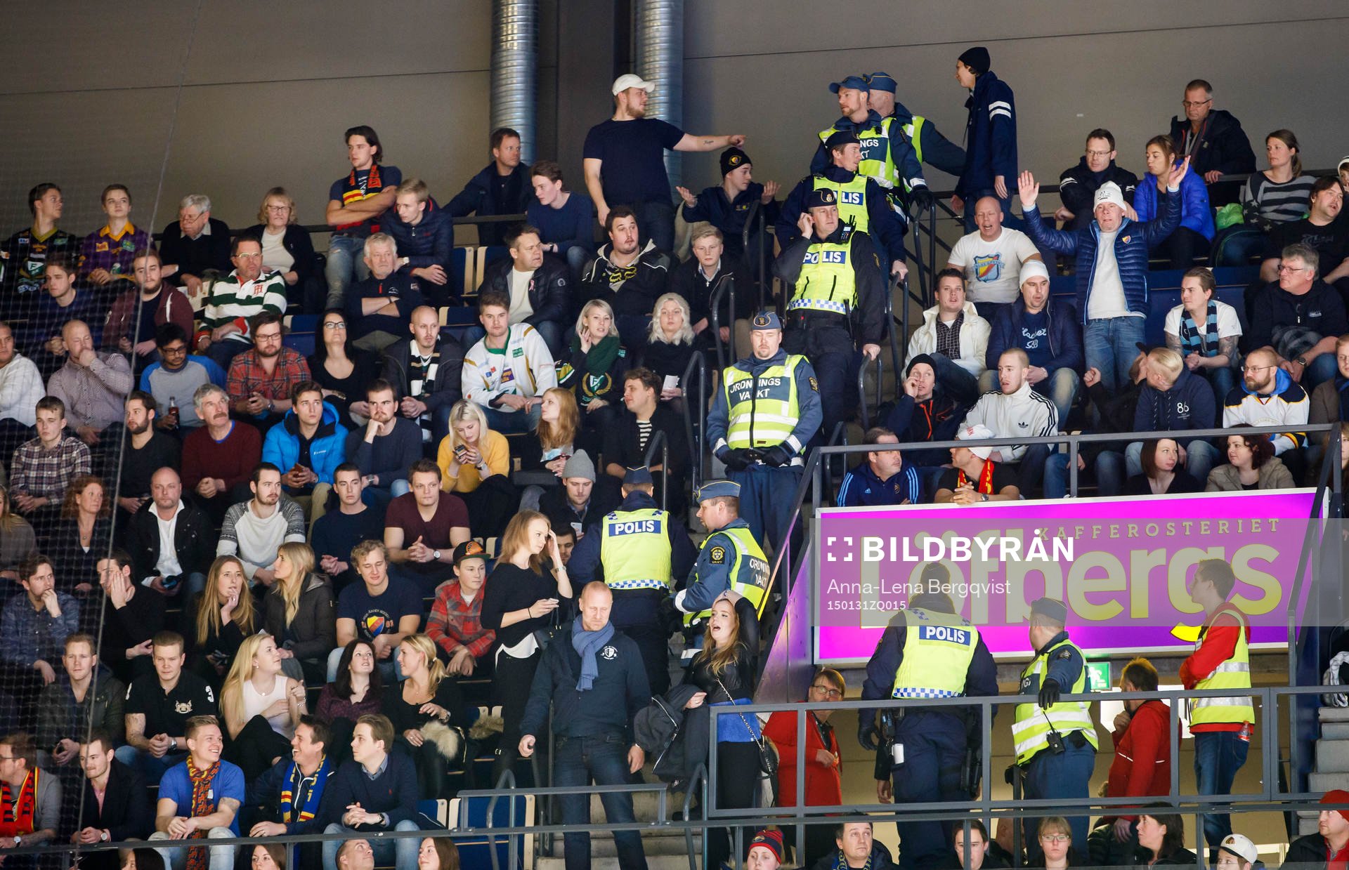 Polis och ordningsvakter försöker att hålla ordning på