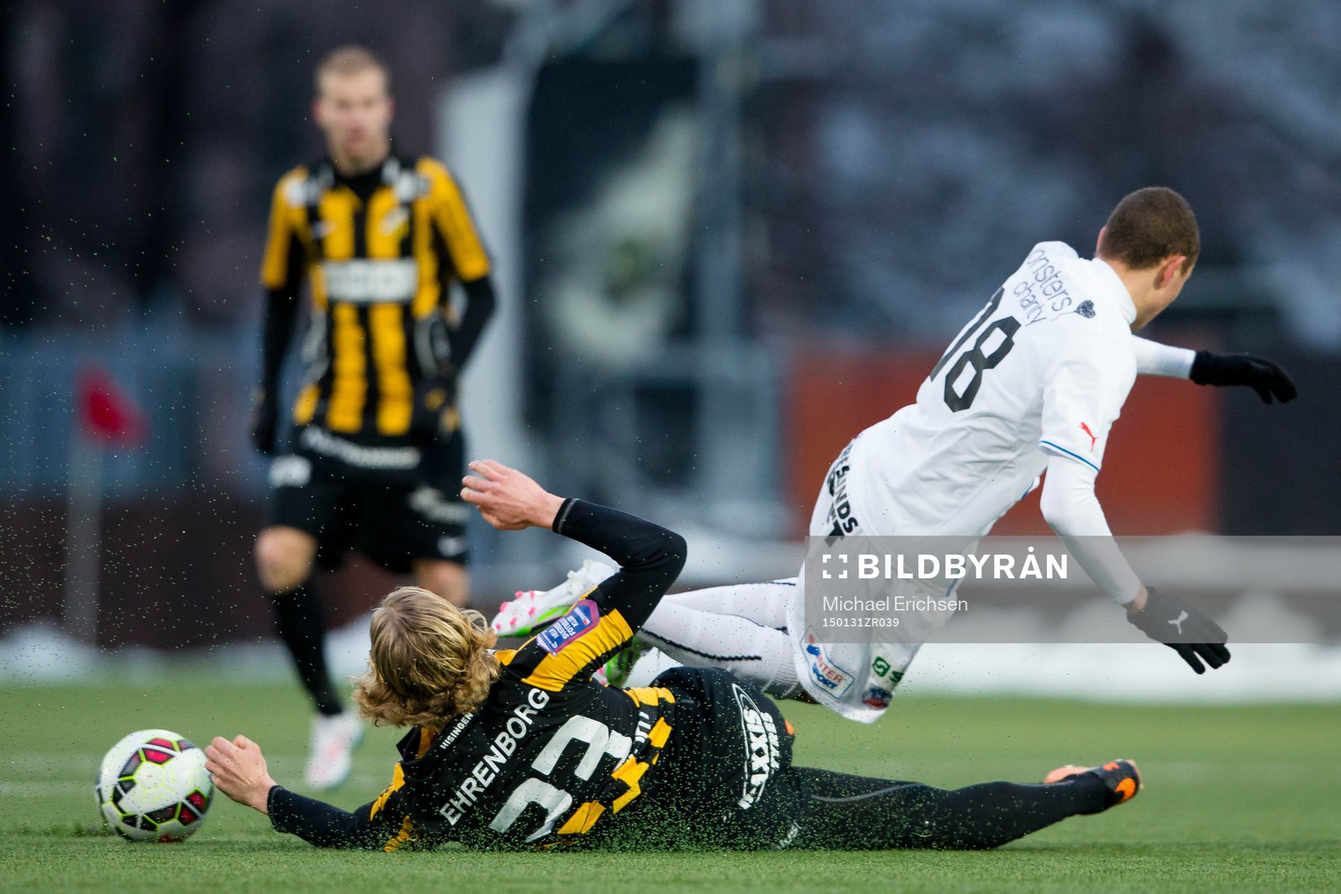 Häckens Gustav Berggren glidtacklar Helsingborgs Jordan