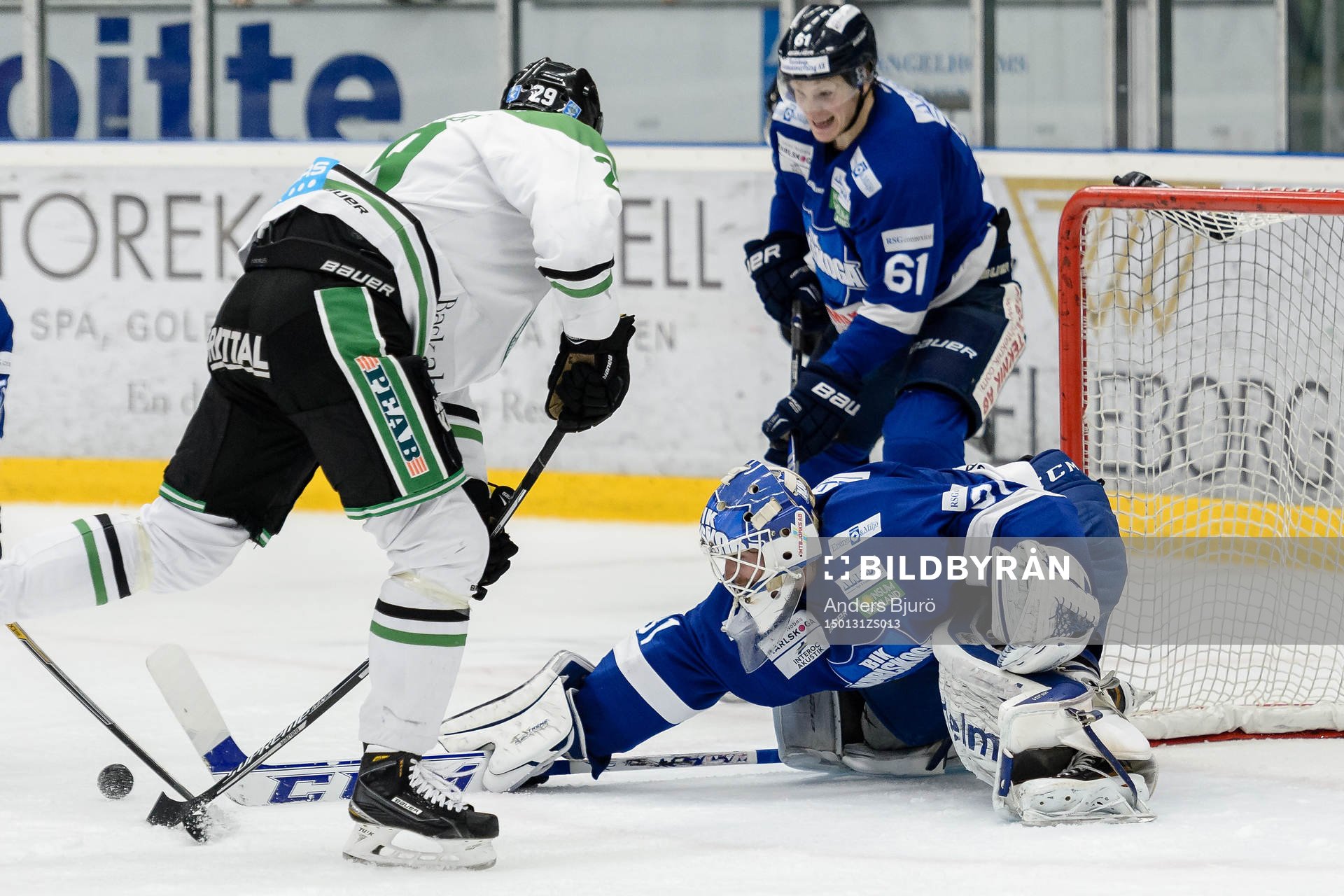 Rögles Ludvig Rensfeldt bryter in framför Karlskogas