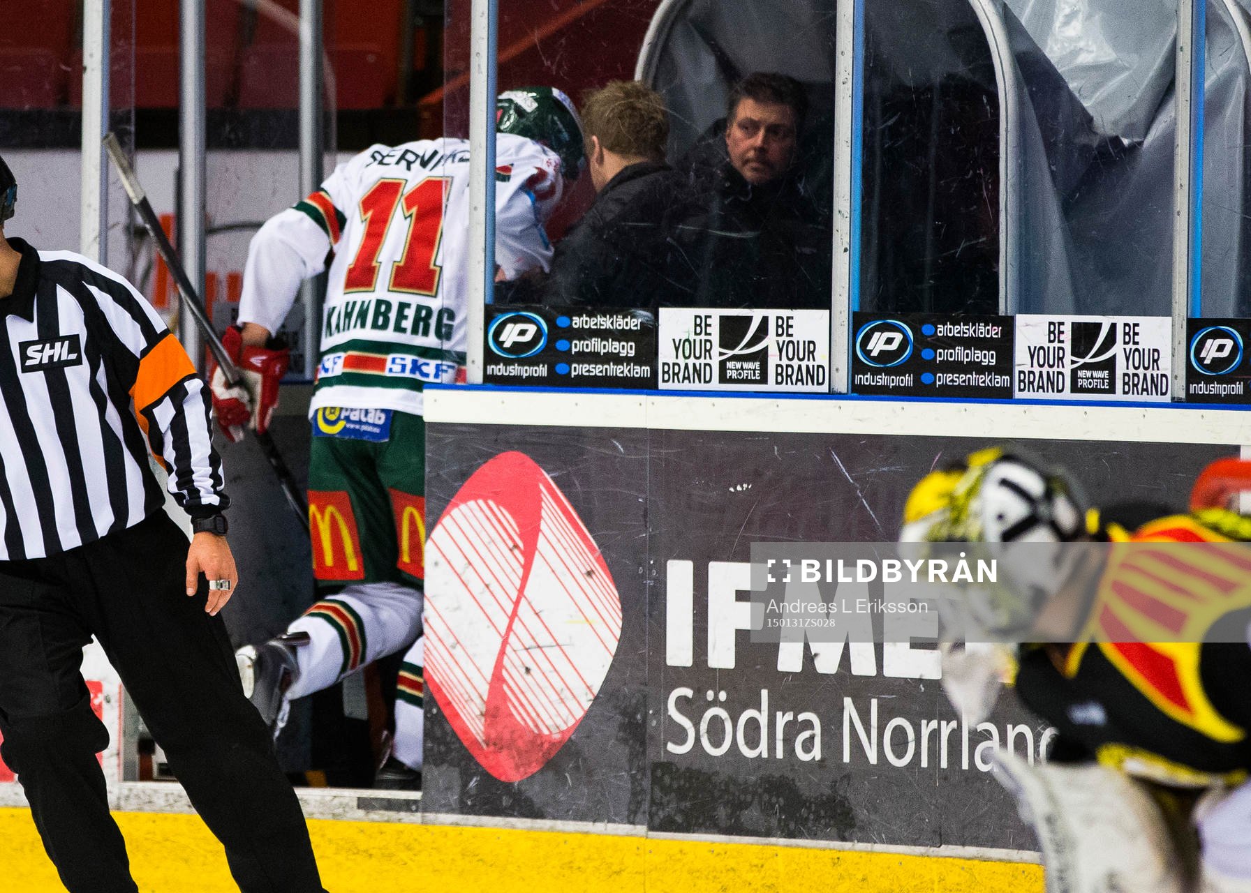 Frölundas Magnus Kahnberg kliver av isen