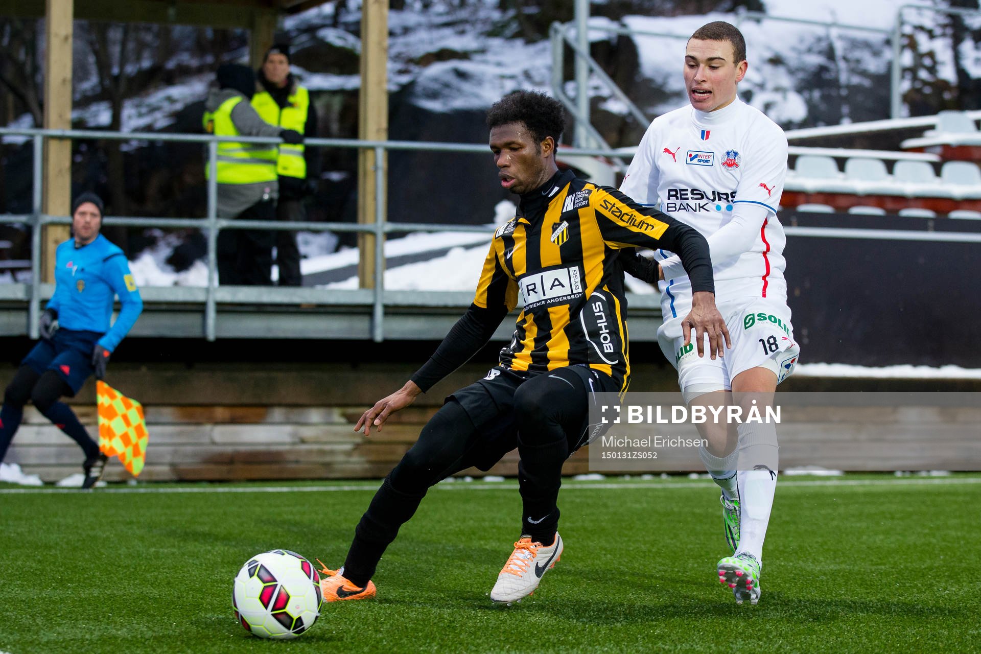 Häckens Mohammed Abubakari täcker ut bollen före Helsingborgs Jordan Larsson kan nå den under träningsmatchen i fotboll mellan Häcken - Helsingborg den 31 januari 2015 i Göteborg.
