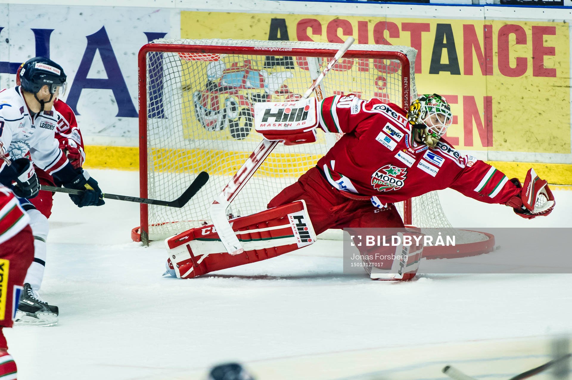 Modos målvakt Linus Ullmark räddar