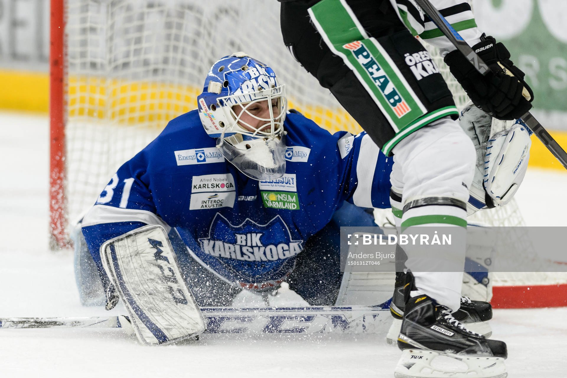 Karlskogas målvakt Joel Gistedt med en räddning